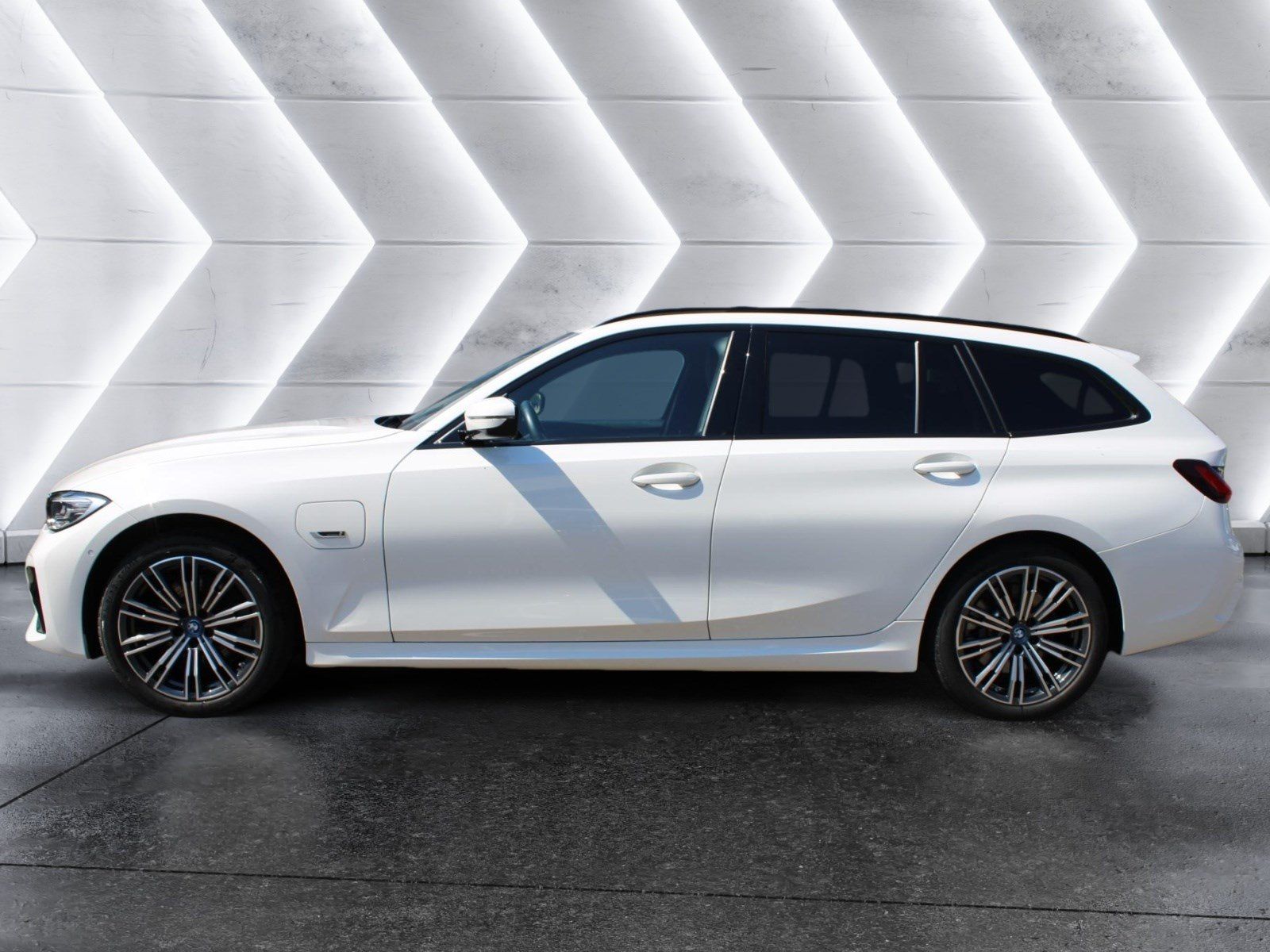 BMW 320e Touring - Samsaru's Car Outlet