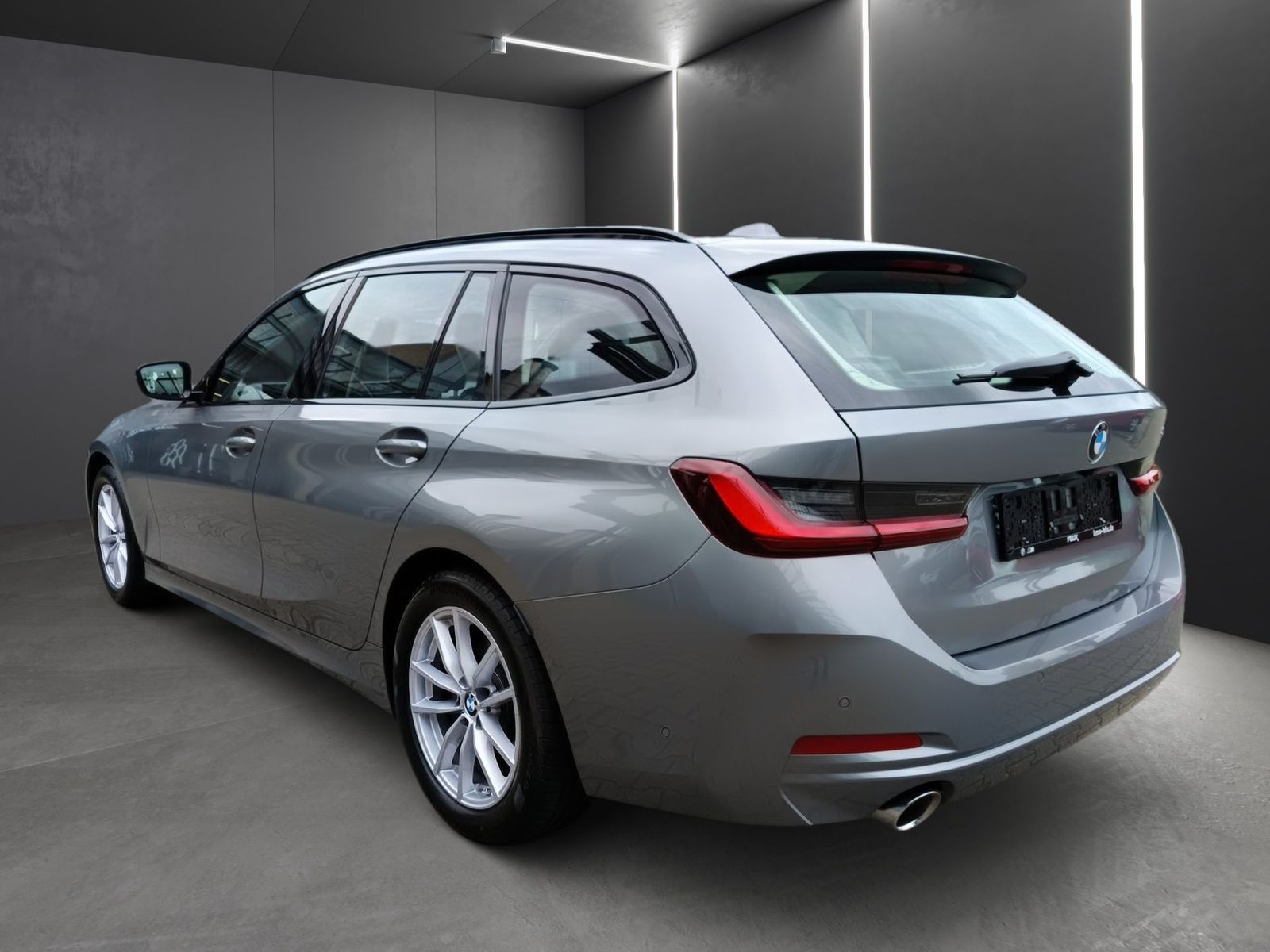BMW 318i Touring+AHK+LEASING AB 369,-+LIVE COCKPIT P