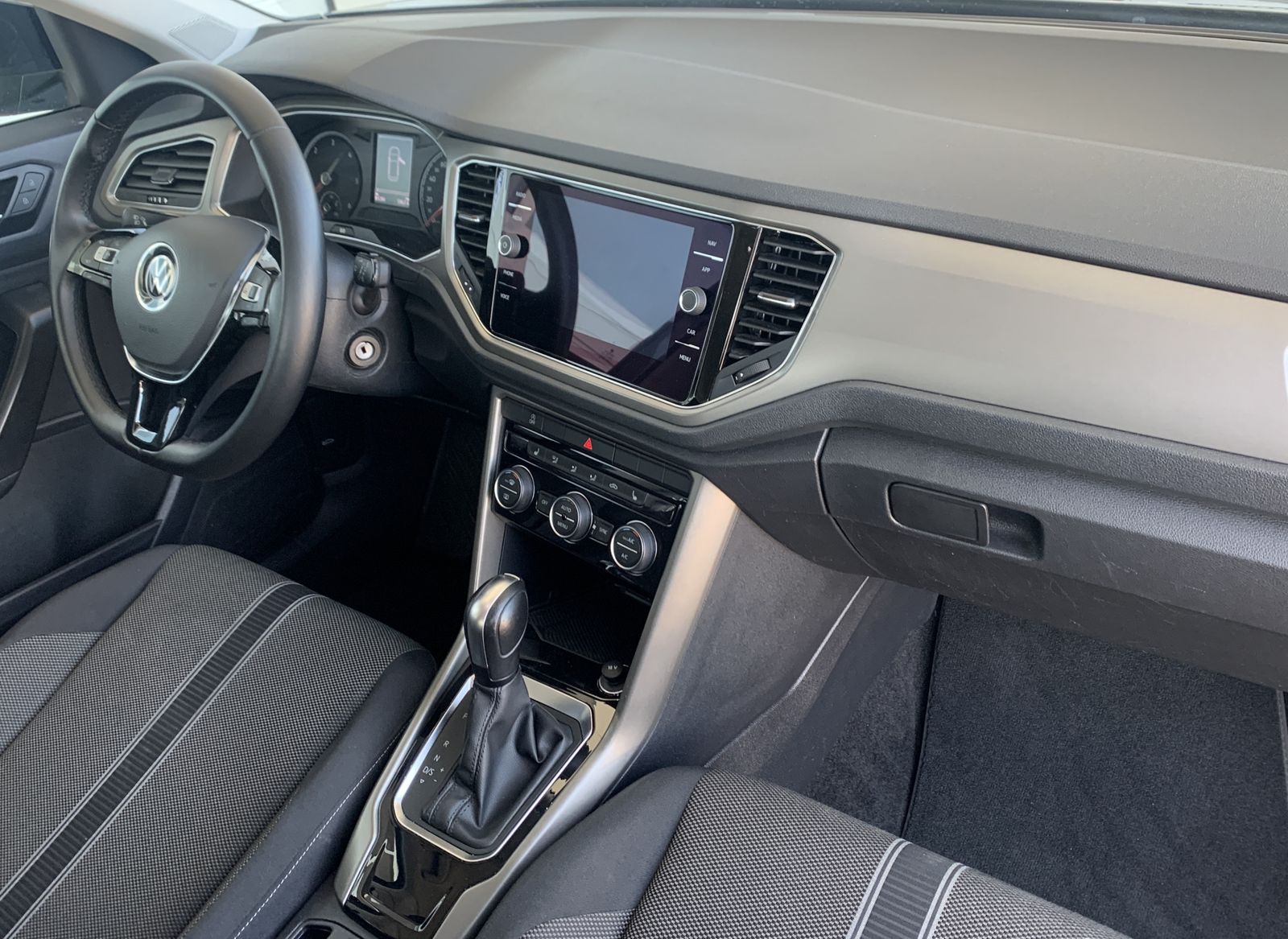 Volkswagen T-Roc 2.0 TDI Style - Samsaru's Car Outlet