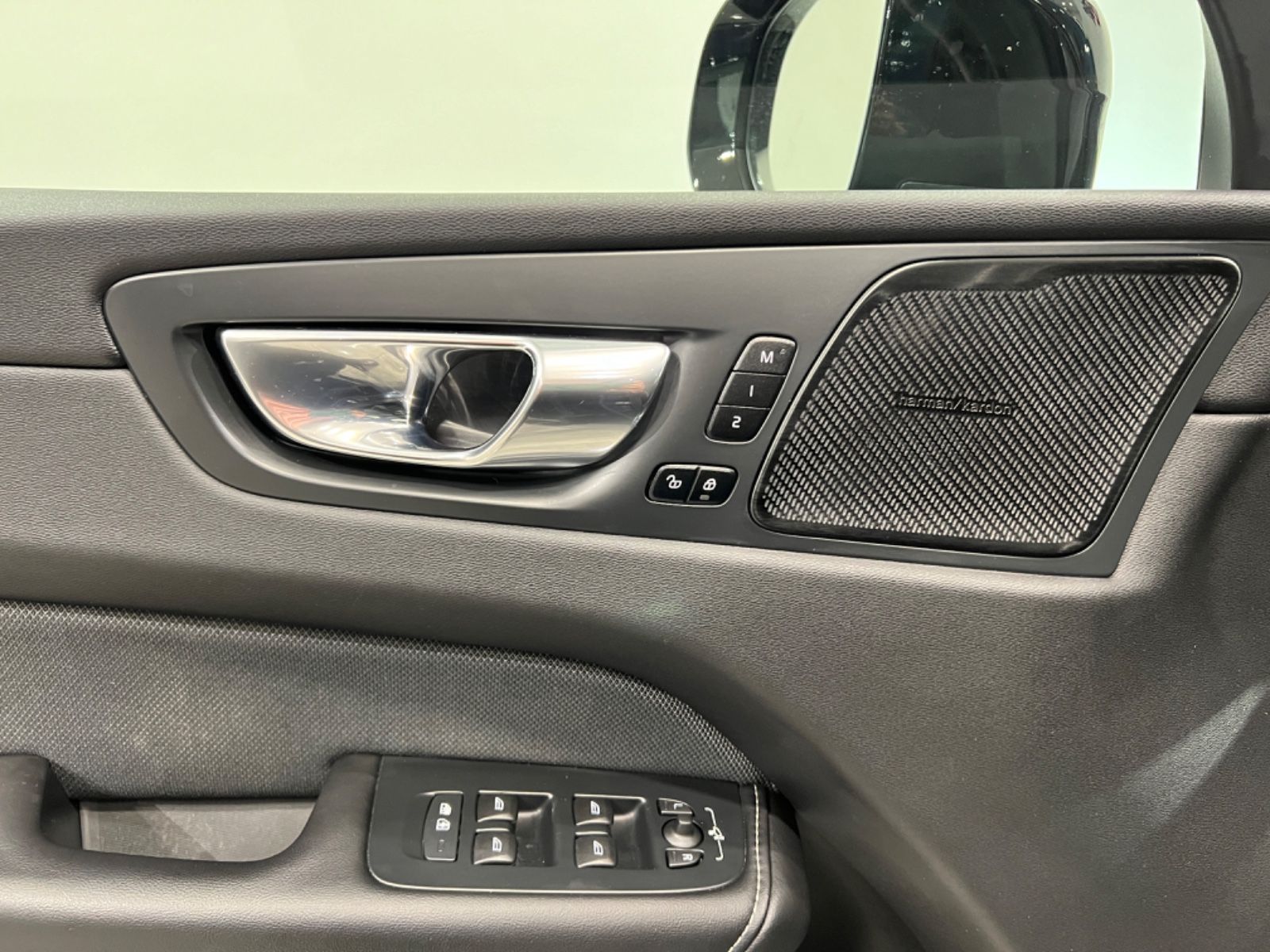 Volvo XC60 R Design AWD - Samsaru's Car Outlet