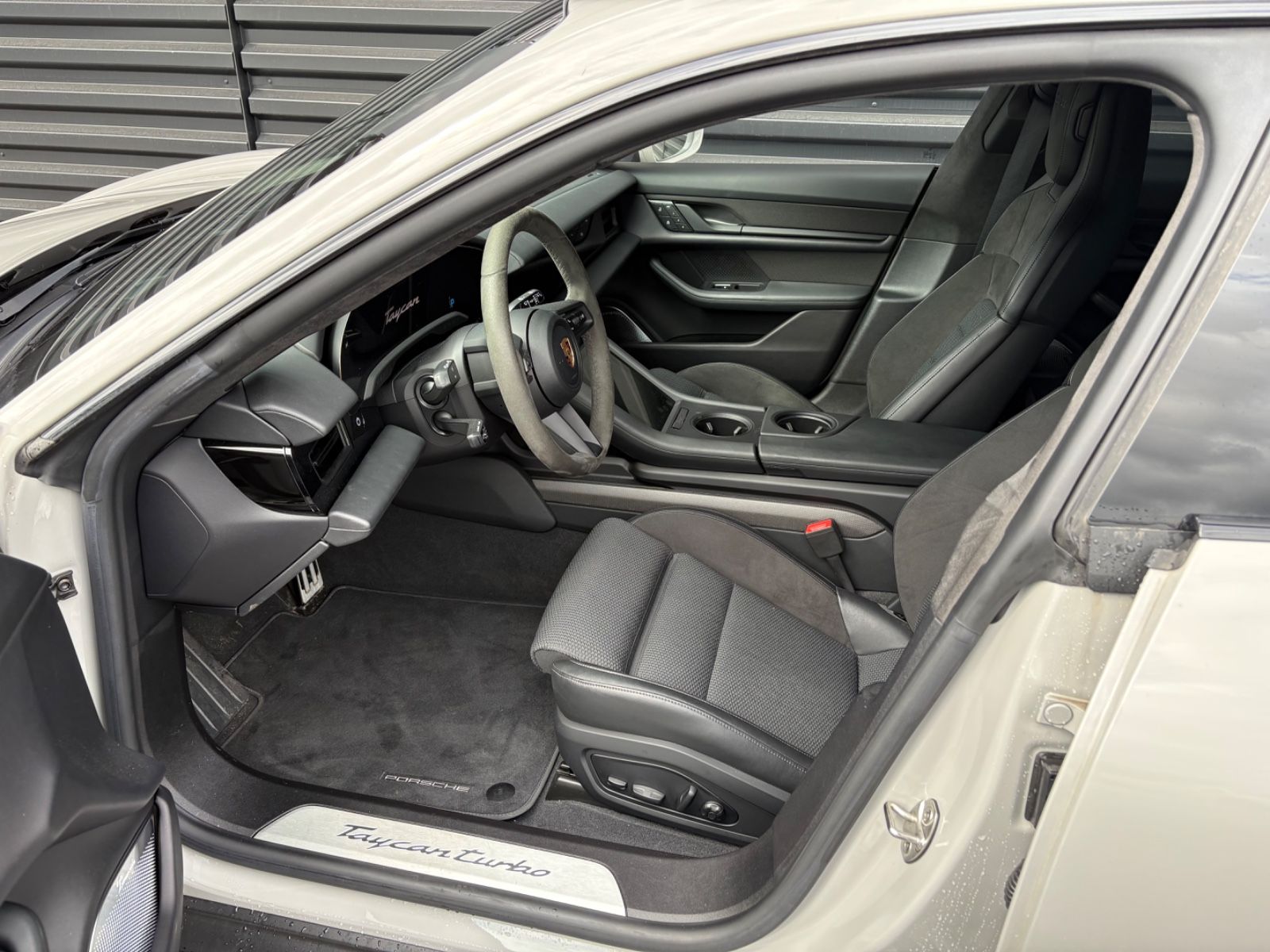 Porsche Taycan  Turbo  -Cross Turismo-1.HAND