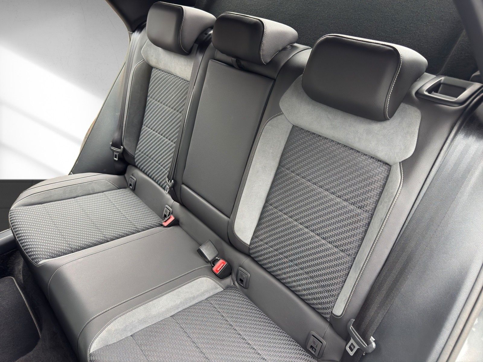 Volkswagen T-Roc R-Line DSG - Samsaru's Car Outlet