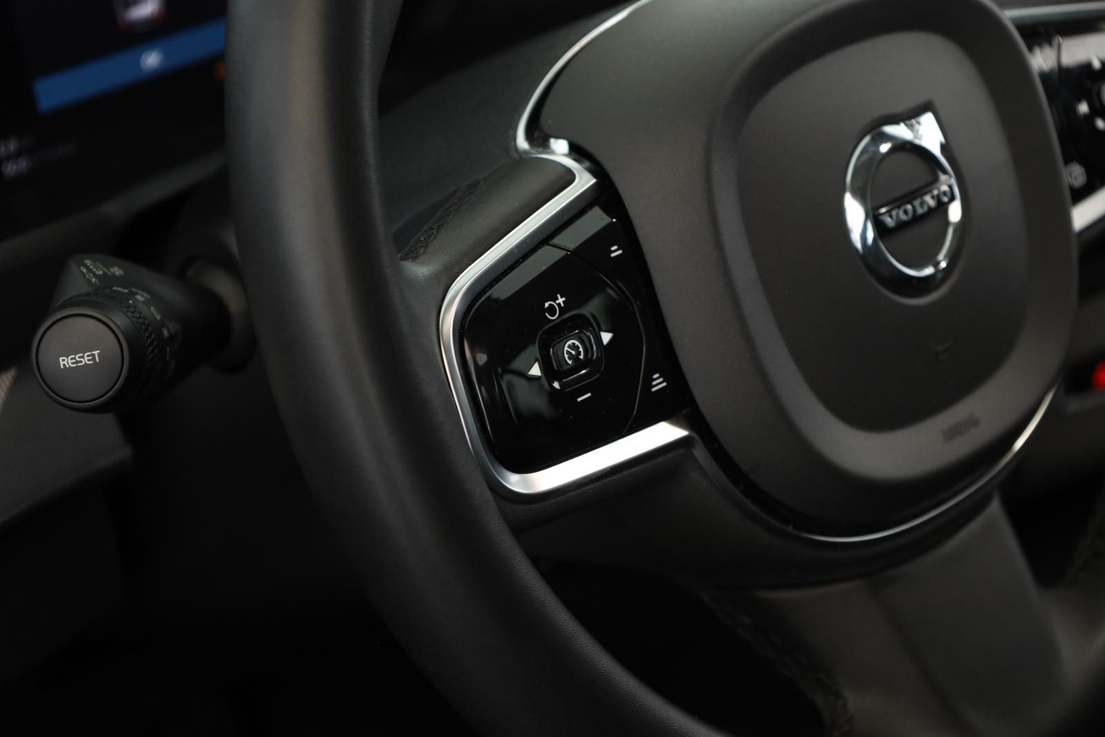 Volvo XC90 B5 AWD Core 7S LED Navi SHZ ACC Kam 20" AHK