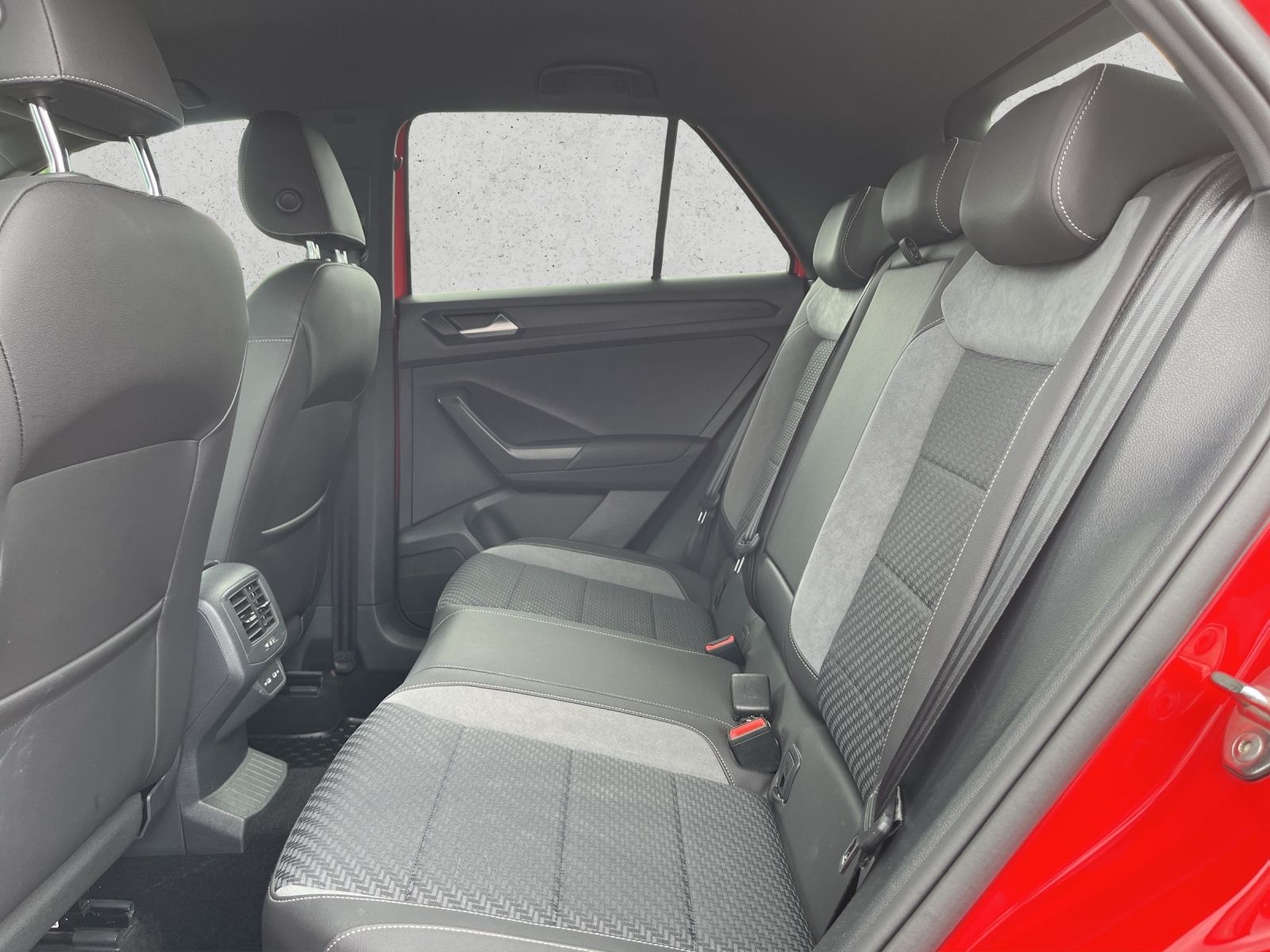 Volkswagen T-Roc 2.0 TSI DSG Sport 4M. - Samsaru's Car Outlet