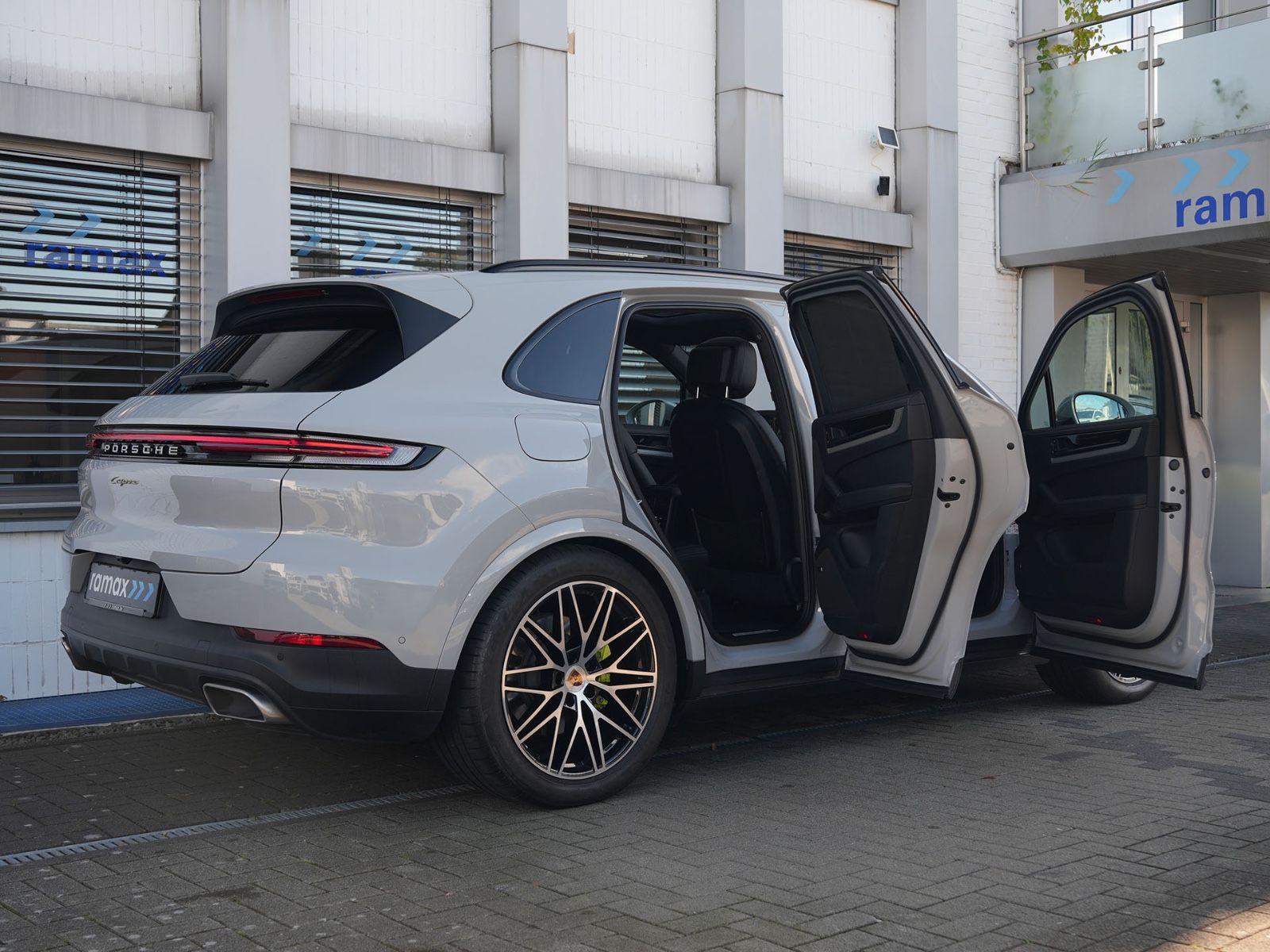 Porsche E-Hybrid INNODRIVE-LUFTF.-PANO-AHK-MASSAGE-VOLL