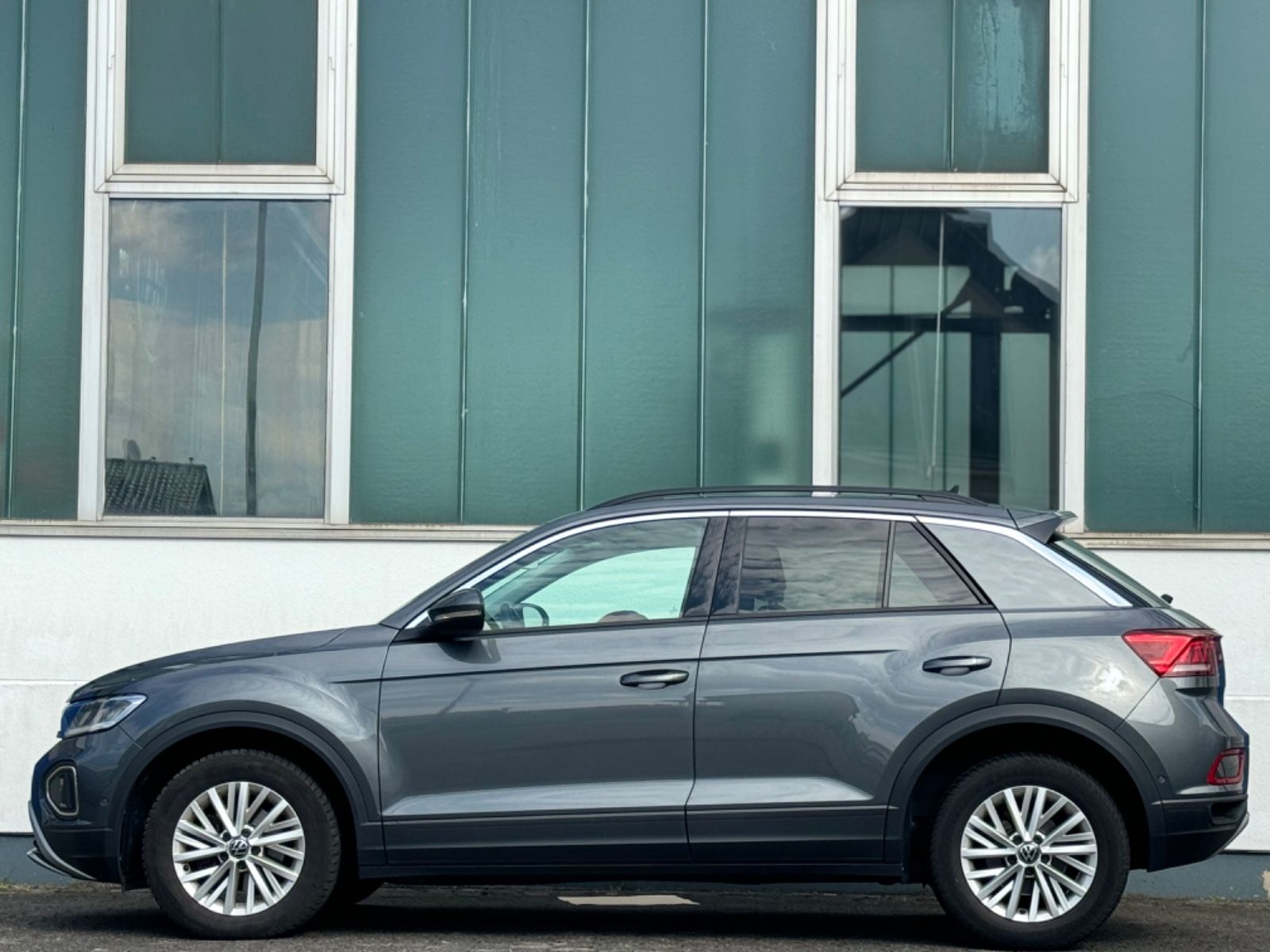 Volkswagen T-Roc Life - Samsaru's Car Outlet