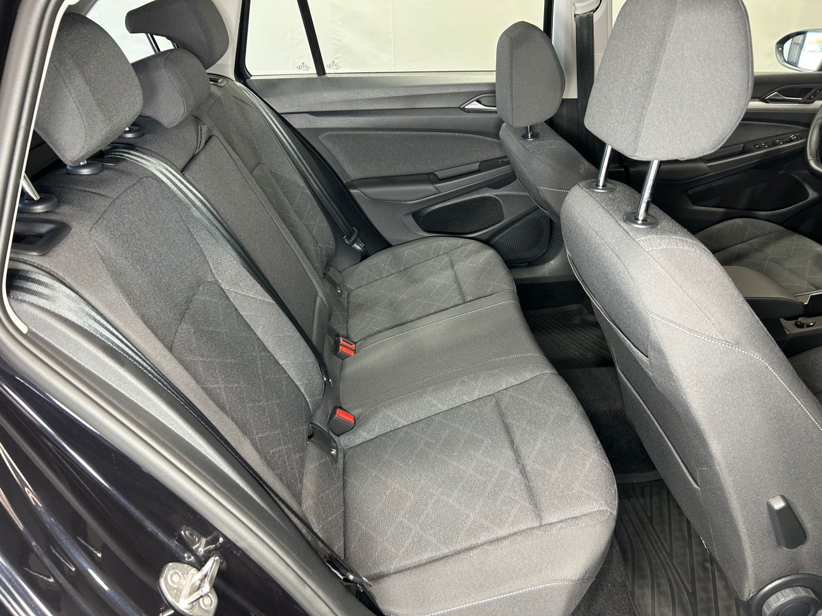 Volkswagen Golf Variant Life 2.0 TDI - Samsaru's Car Outlet