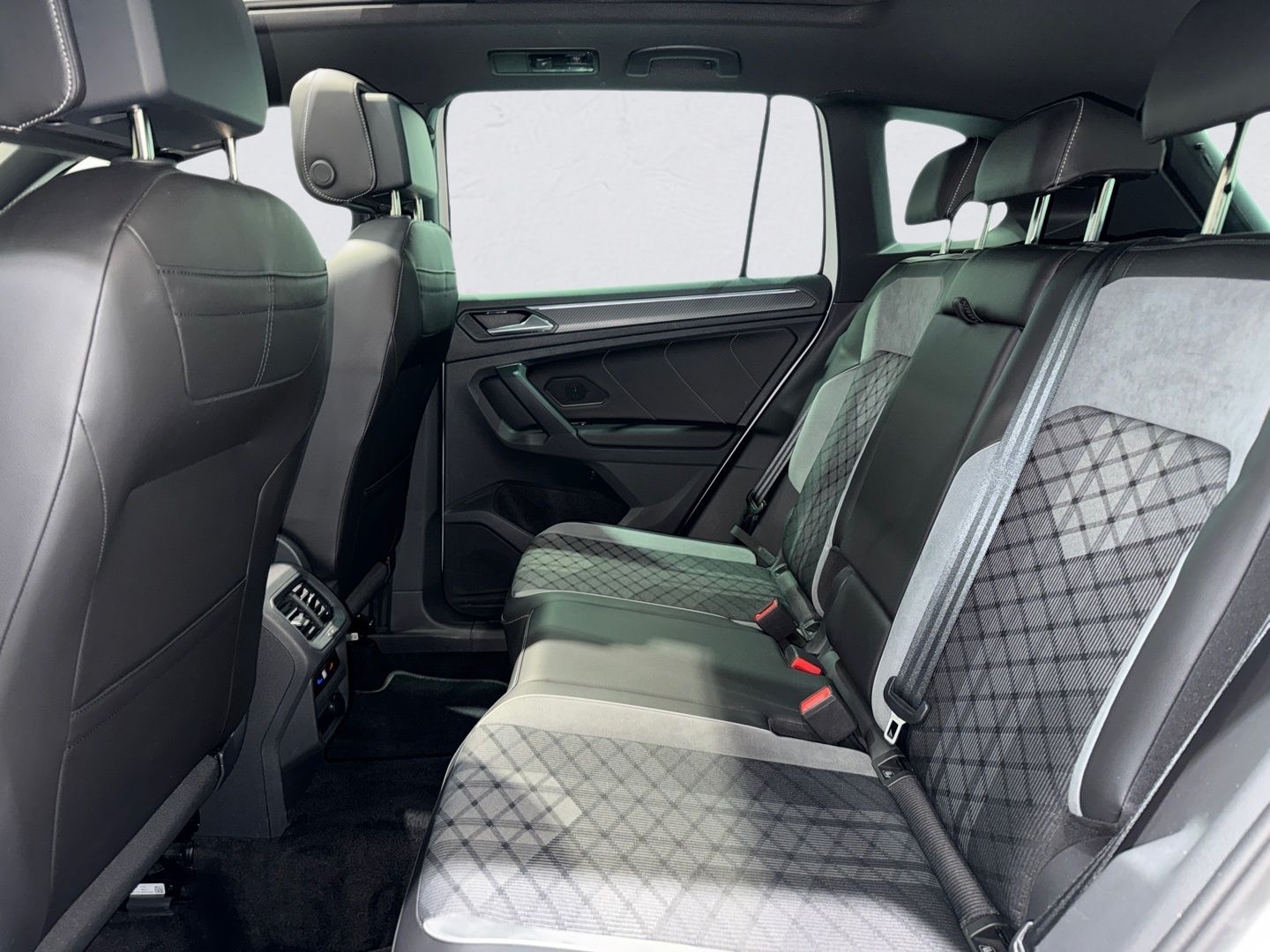 Volkswagen Tiguan 2.0 TDI DSG 4M DSG 3x R LINE MATRIX PANO