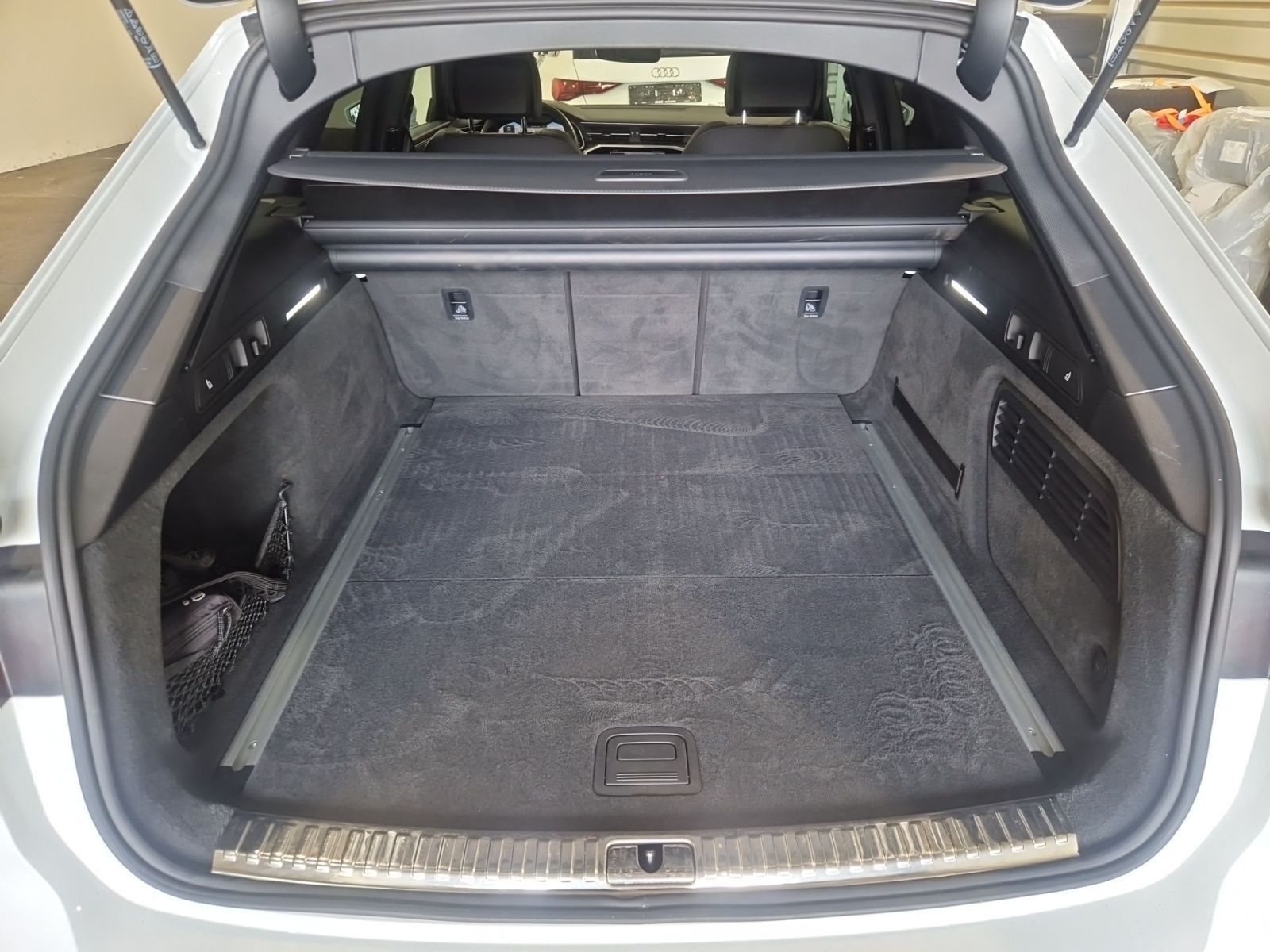 Audi A6 Avant 45 TFSI quattro S line - Samsaru's Car Outlet