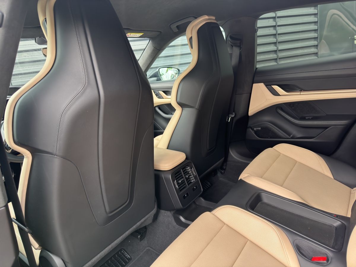 Porsche Taycan Turbo Sport Turismo | Hinterachslenkung |