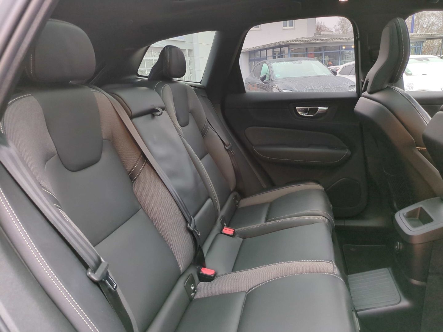 Volvo XC60 R Design Recharge Plug-In Hybrid AWD T8 Twi