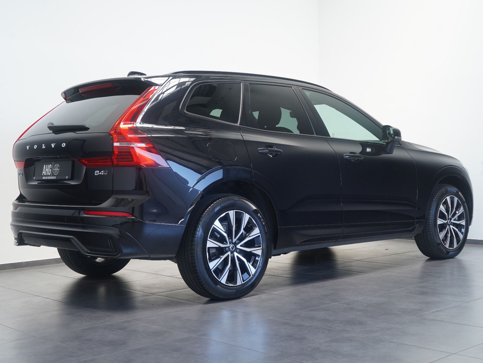 Volvo XC60 B4 D AWD Plus Dark - Samsaru's Car Outlet