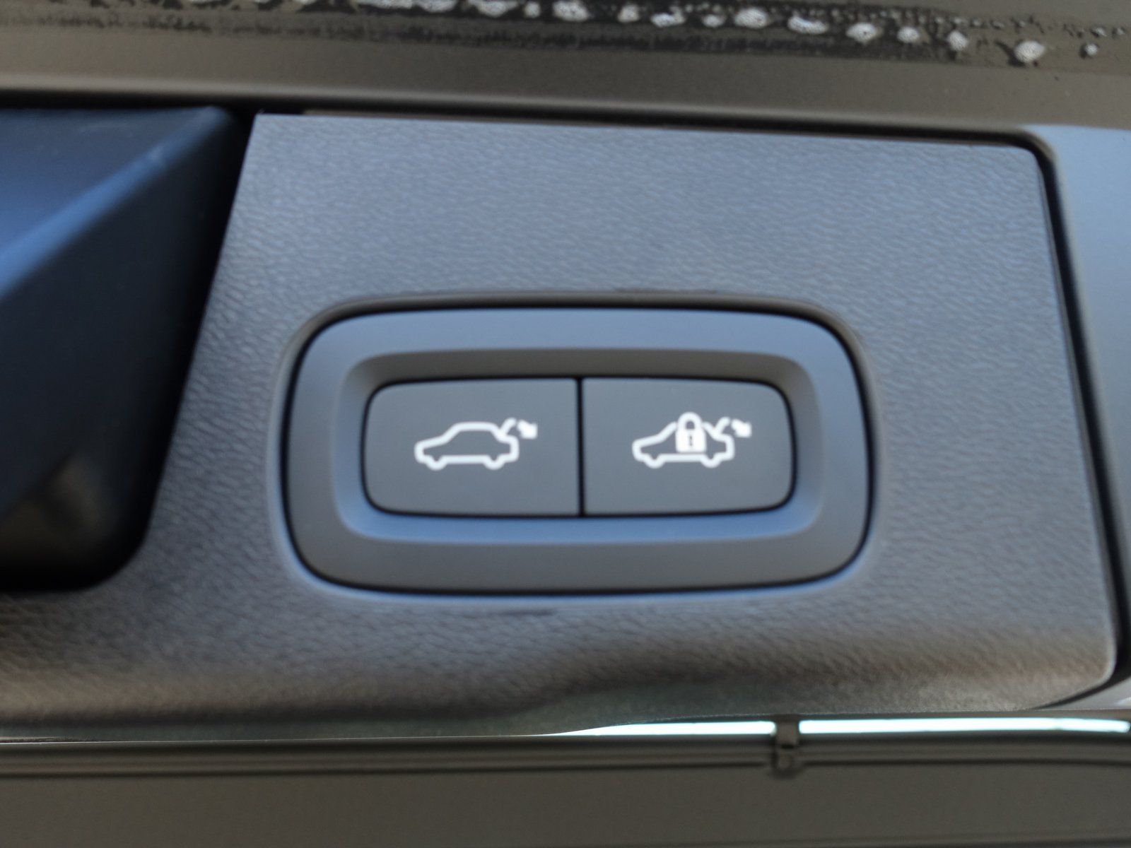 Volvo XC60 T6 AWD Plug-in Hybrid - Samsaru's Car Outlet