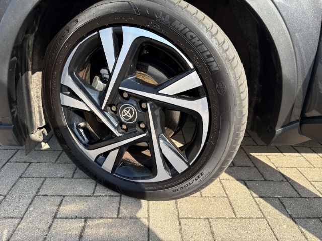 Toyota C-HR Hybrid Team D - Samsaru's Car Outlet