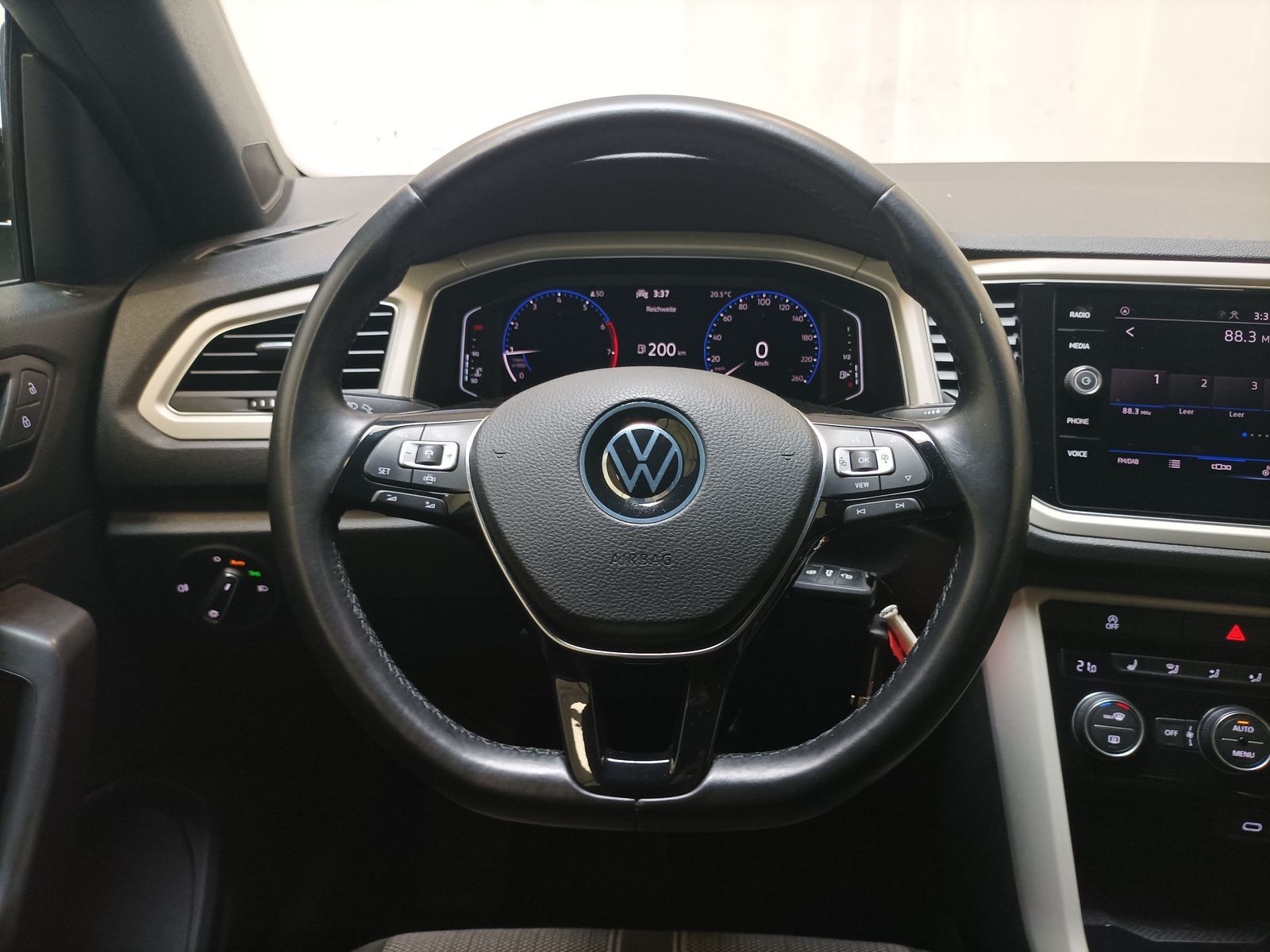 Volkswagen T-Roc 1.5 TSI Style - Samsaru's Car Outlet