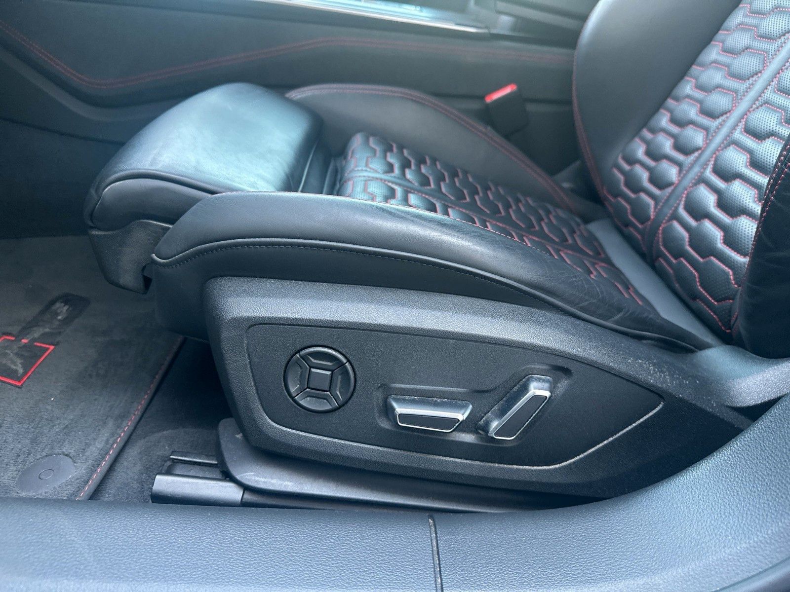 Audi RS6 Avant 4.0 TFSI quattro 22" Laser/B&O/Valcona