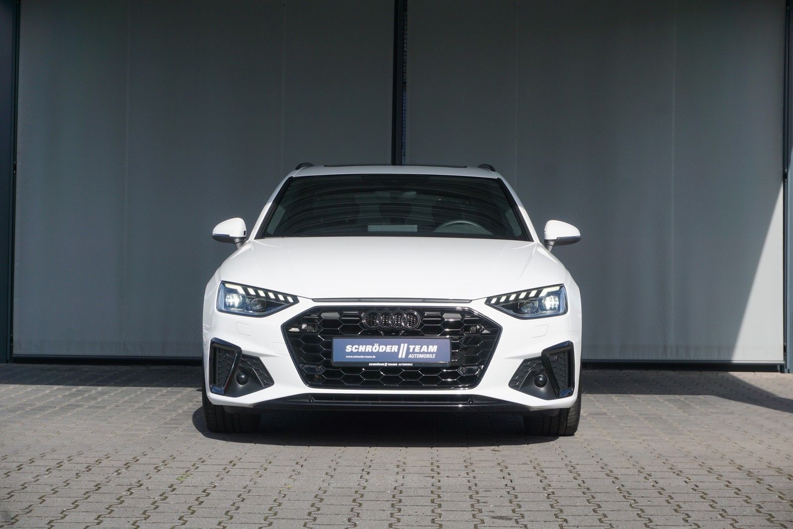 Audi A4 Avant 40 TDi S tronic S line - Samsaru's Car Outlet