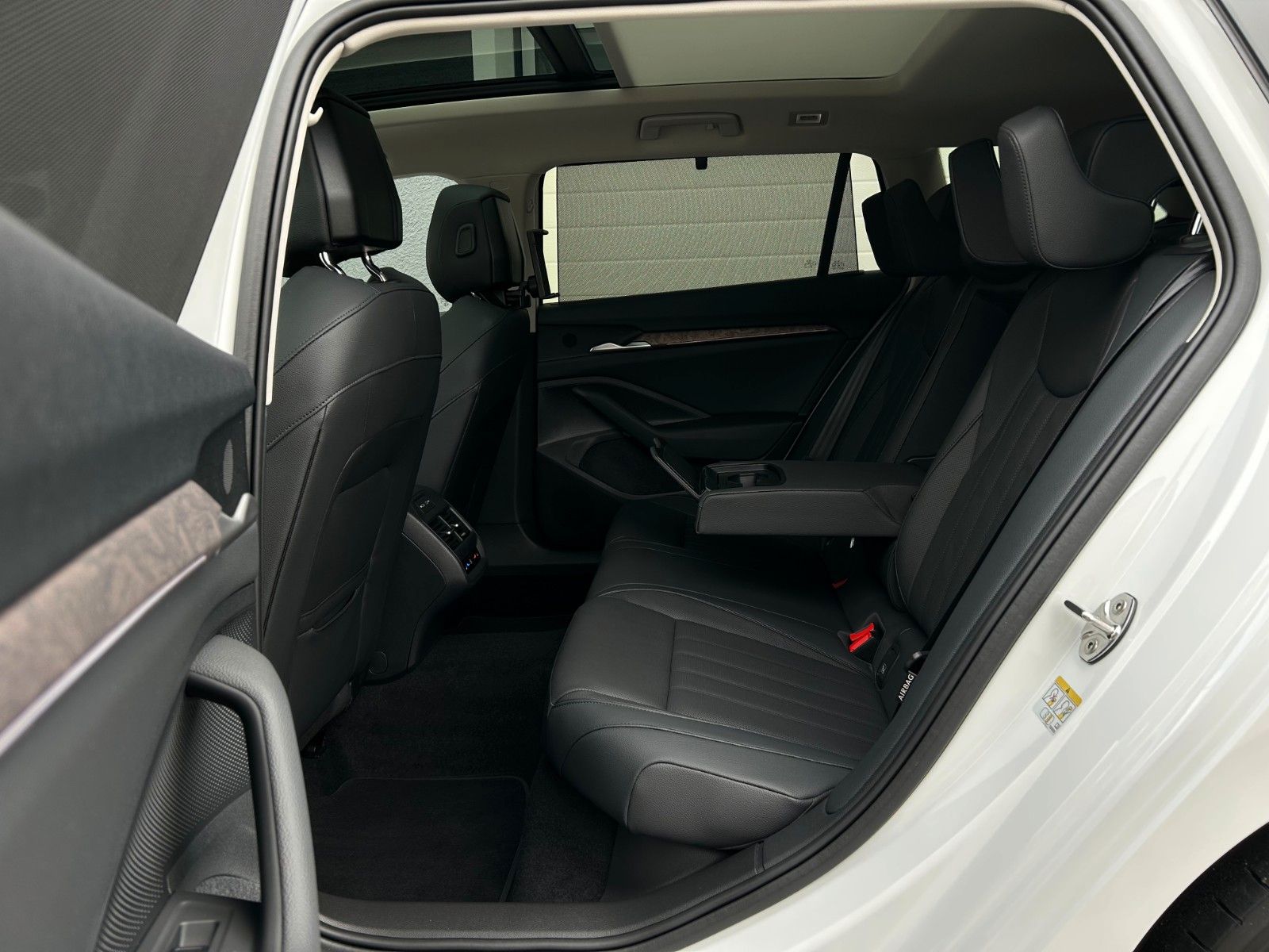 Skoda SUPERB COMBI 4x4 L&K*STHEIZ*VOLL*GARANTIE-2030*