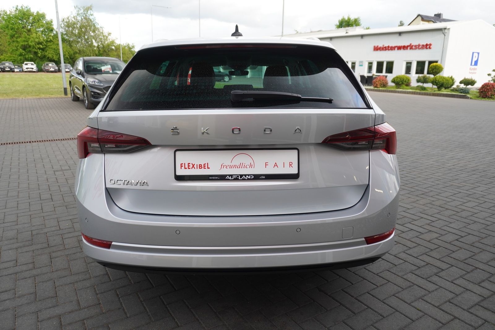 Skoda Octavia Combi 2.0 TDI Style - Samsaru's Car Outlet