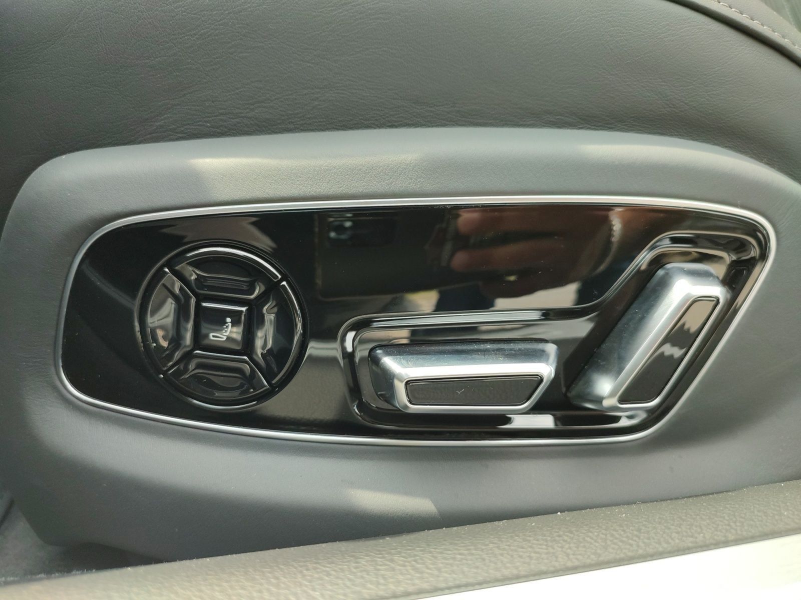 Audi A8 L 60 TFSI e quattro S line - Samsaru's Car Outlet