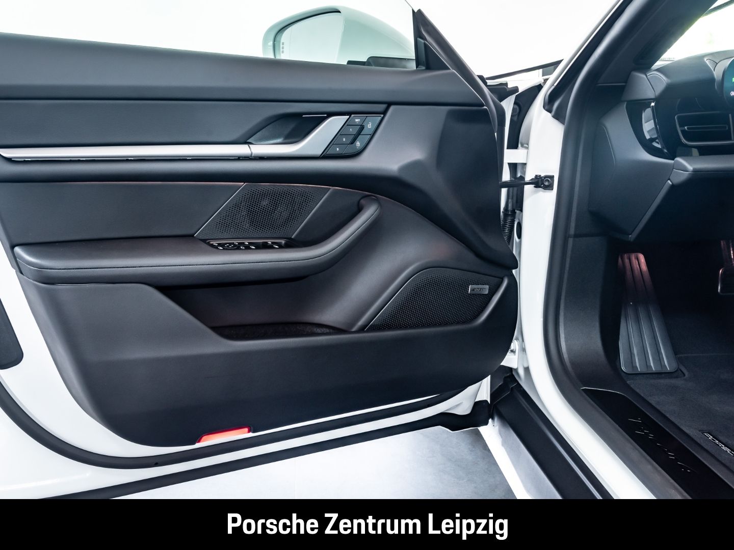 Porsche Taycan 4 SportDesign HD-Matrix ACC Pepita 21Zoll