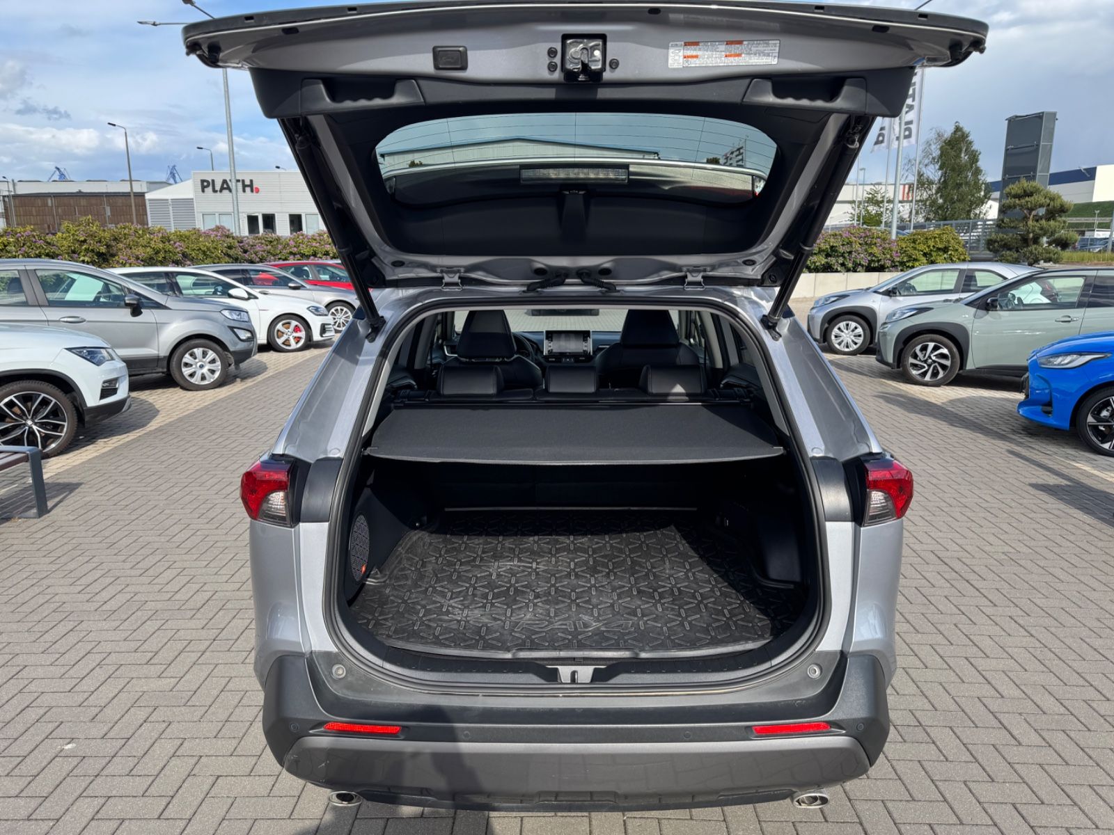 Toyota RAV 4 RAV4 Hybrid 4x4 Lounge - Samsaru's Car Outlet