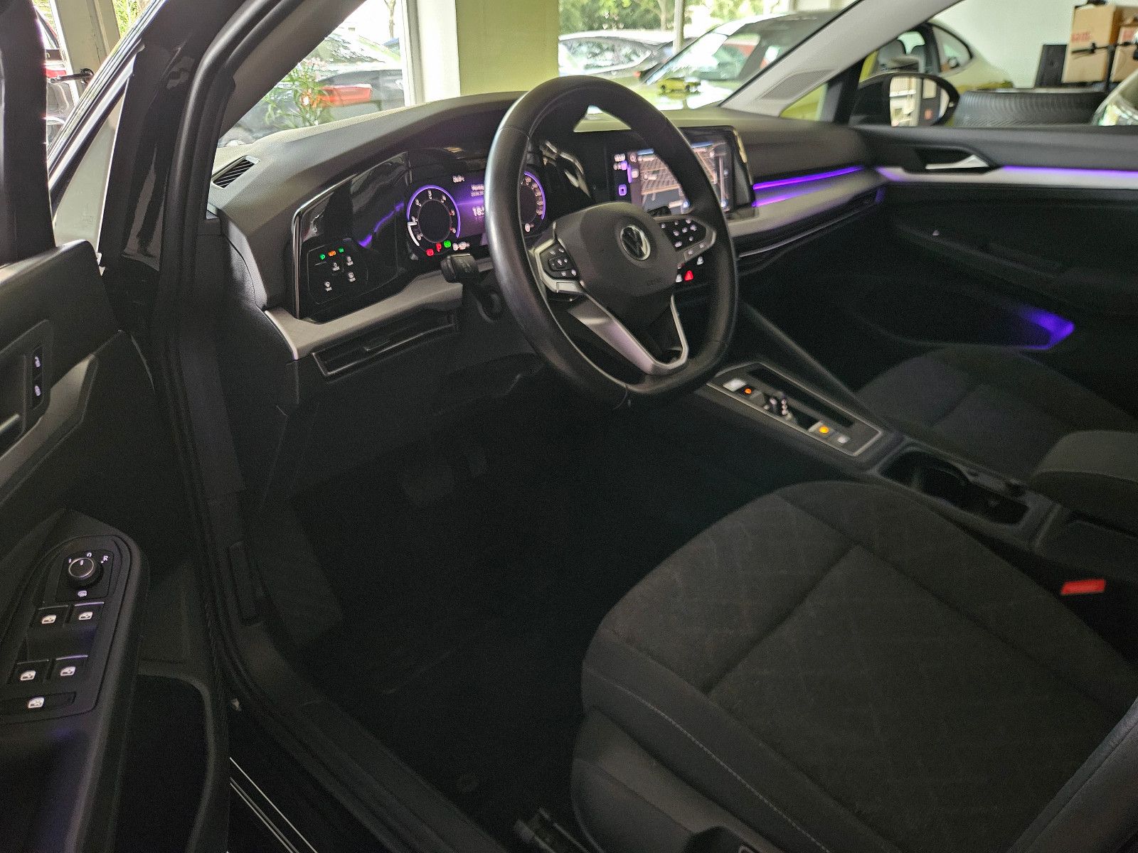 Volkswagen Golf VIII Life - Samsaru's Car Outlet