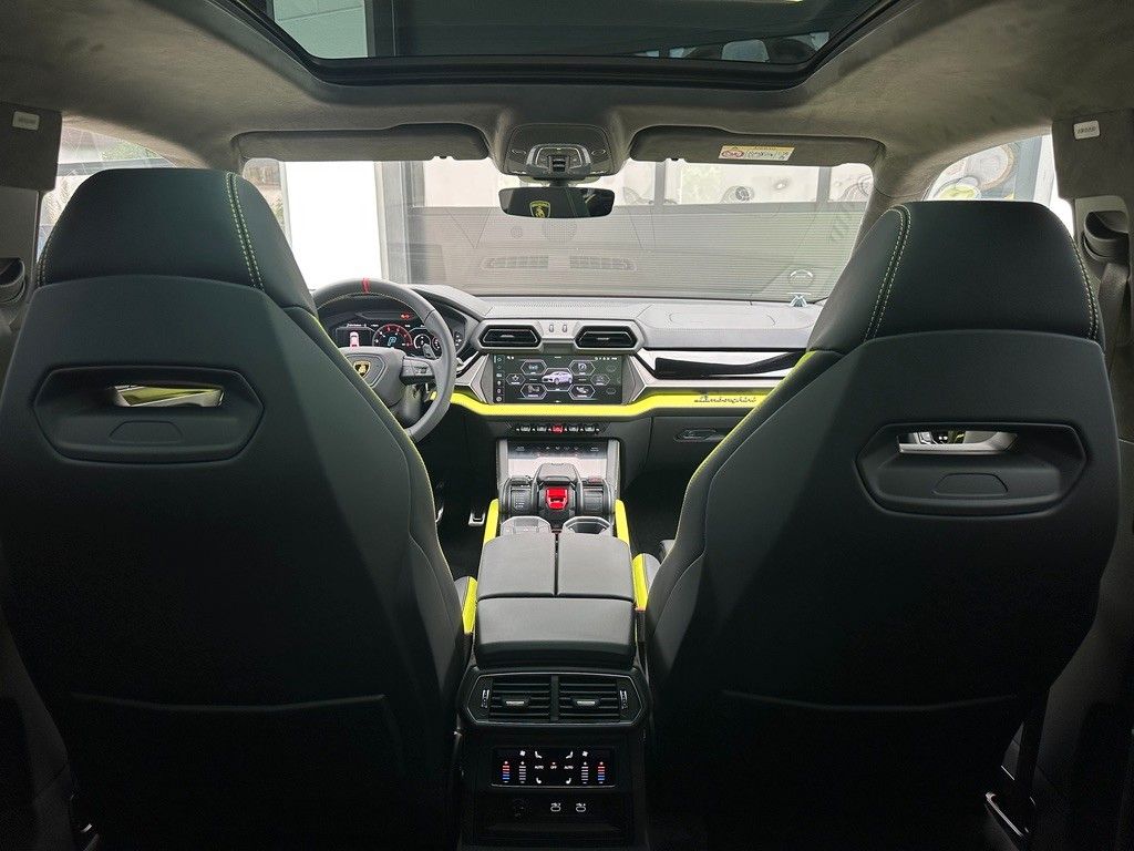 Lamborghini Urus - Samsaru's Car Outlet