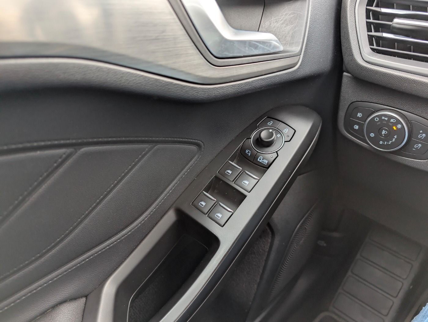 Ford Focus Turnier 1.5 Titanium X Aut - Samsaru's Car Outlet