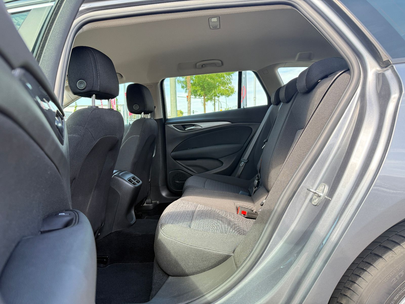 Opel Insignia B Sports Tourer Business - Samsaru's Car Outlet