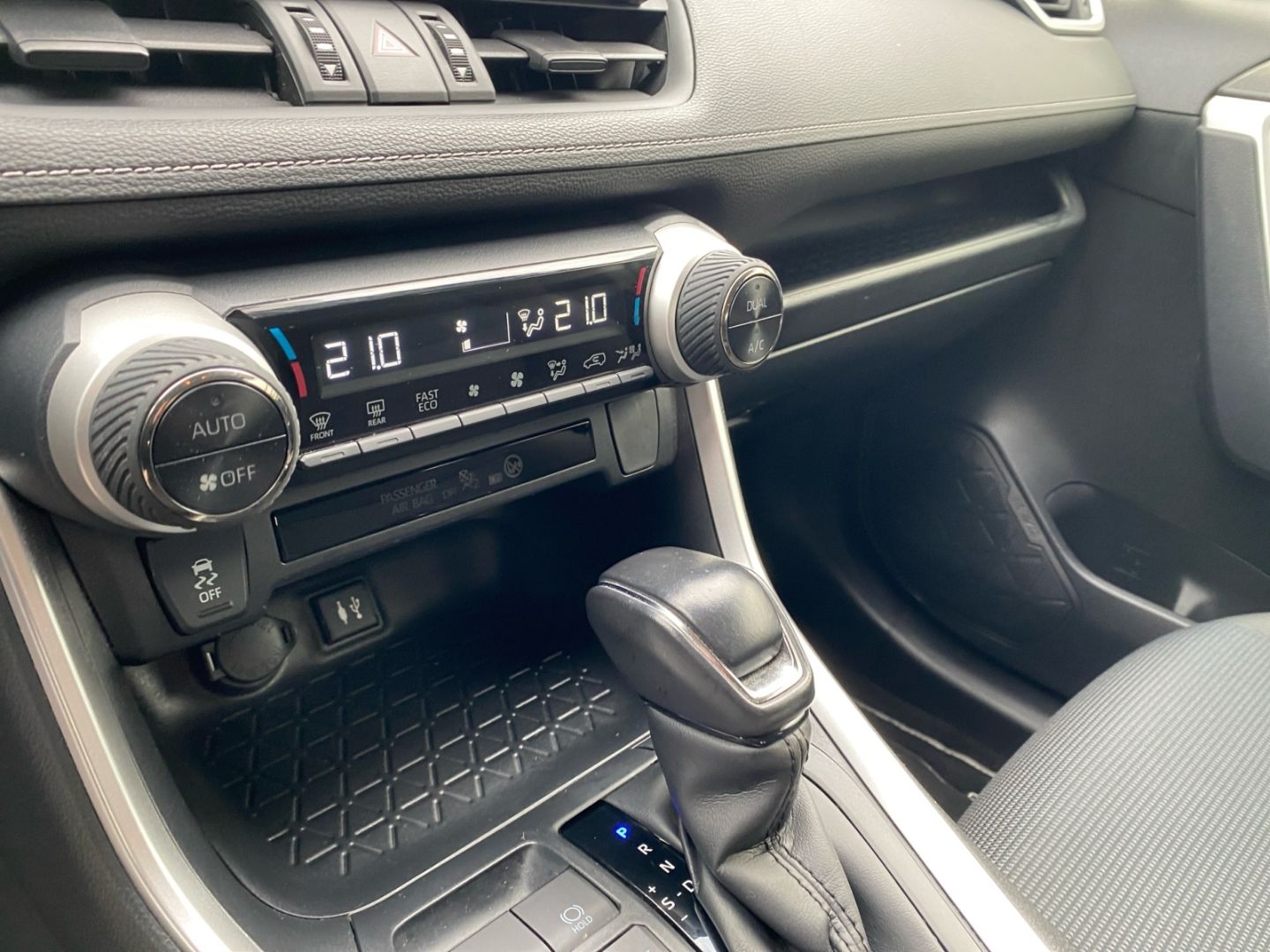 Toyota RAV 4 2.5 Hybrid 4x2 - Samsaru's Car Outlet