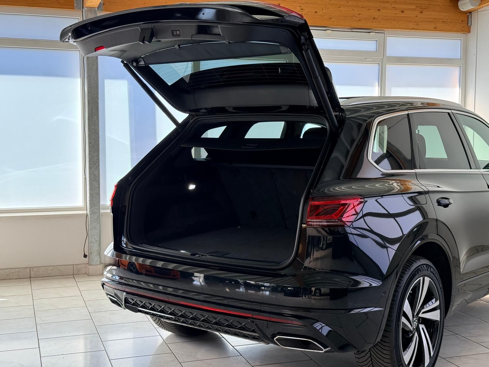 Volkswagen Touareg R-Line-Pano/ACC/AHK/360/Dynaudio/Massage