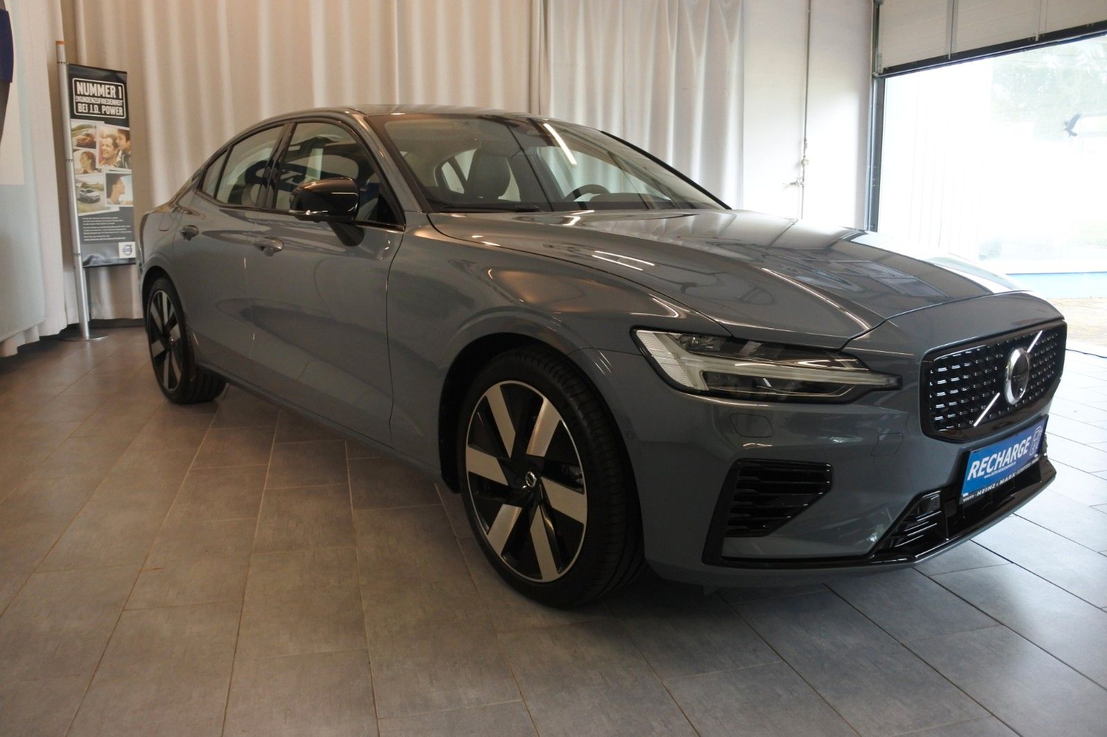 Volvo S60 T8 Ultimate Dark Recharge Plug-In Hybrid AWD