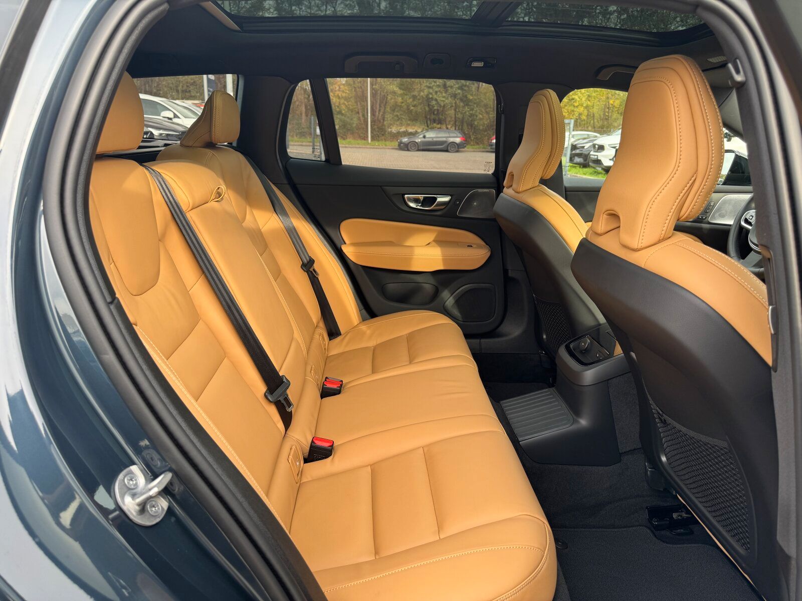 Volvo V60 T6 Ultra Dark B&W|MASSAGE|LEDER BRAUN|AHK|