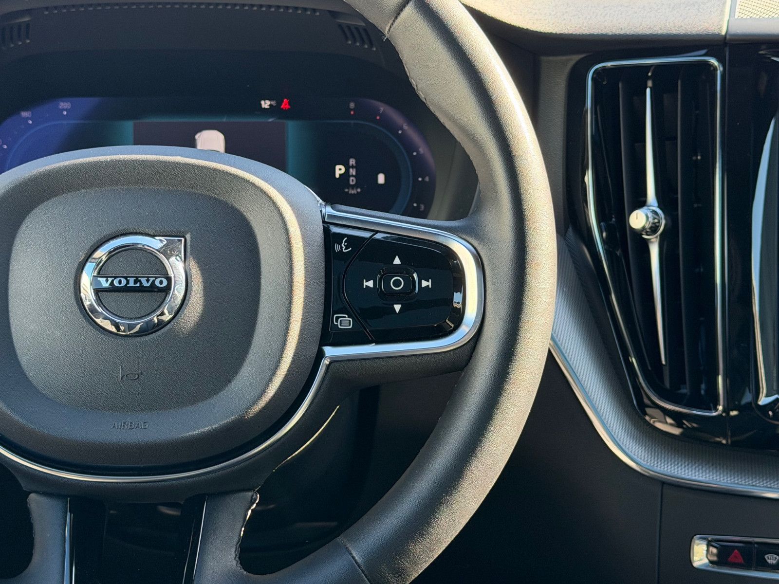 Volvo XC60 B4 B Plus Dark*H&K*360°*PANO*AHK*STHZG*
