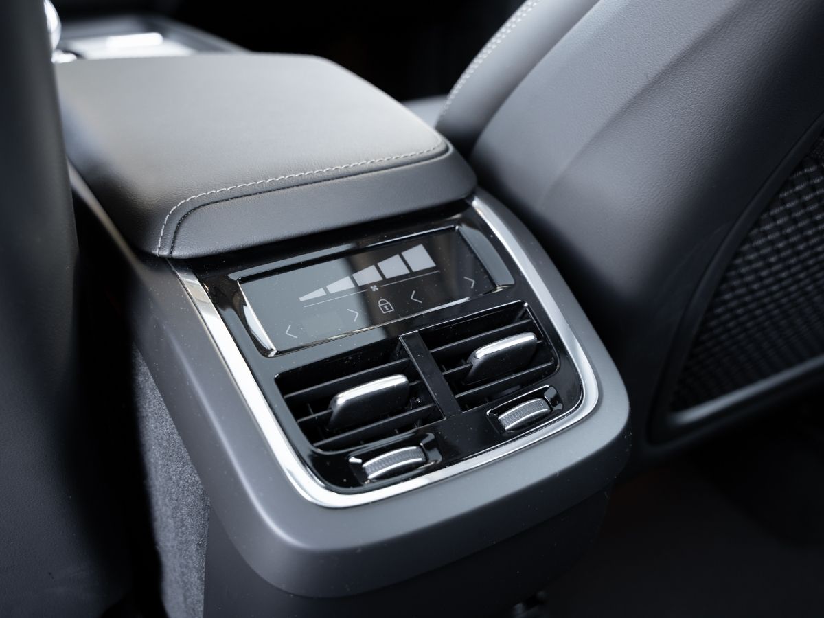 Volvo XC60 Inscription B5 Geartronic - Samsaru's Car Outlet