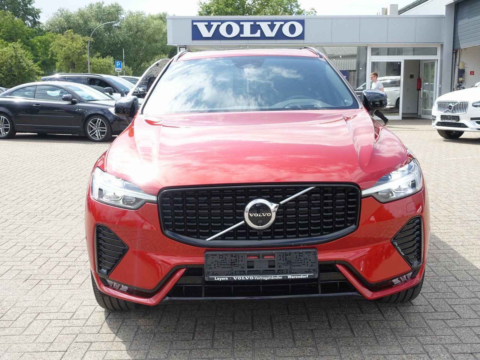 Volvo XC60 B5 Ultimate Dark AWD - Samsaru's Car Outlet