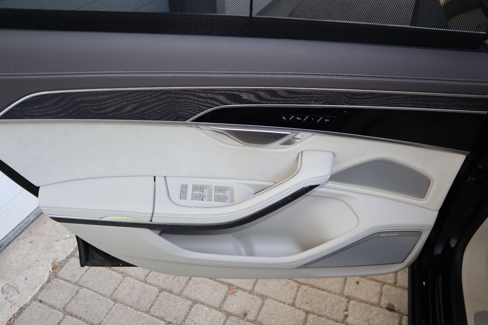Audi A8L 60 TFSIe lang - Samsaru's Car Outlet