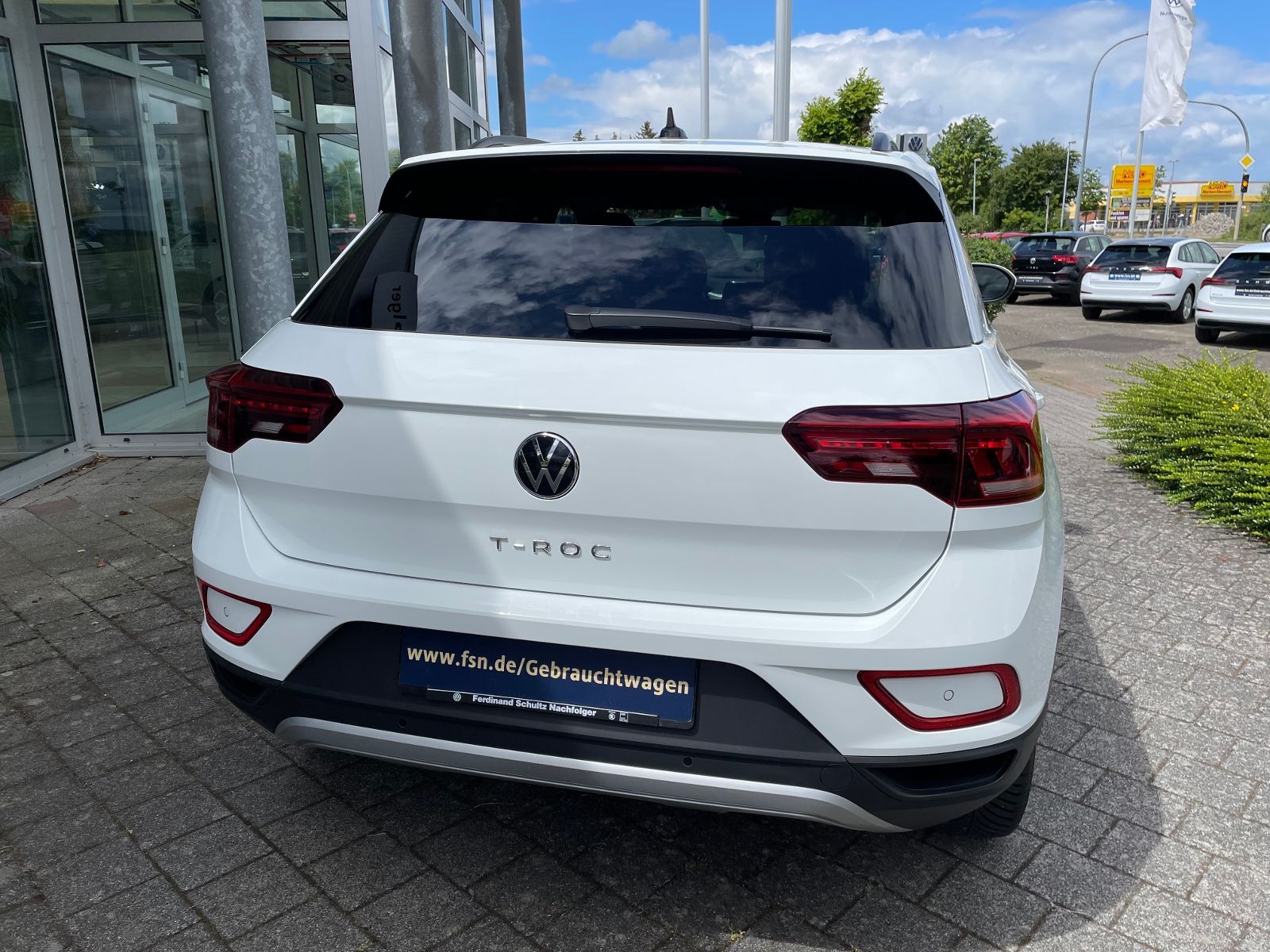 Volkswagen T-Roc 1.5 TSI Life DSG - Samsaru's Car Outlet