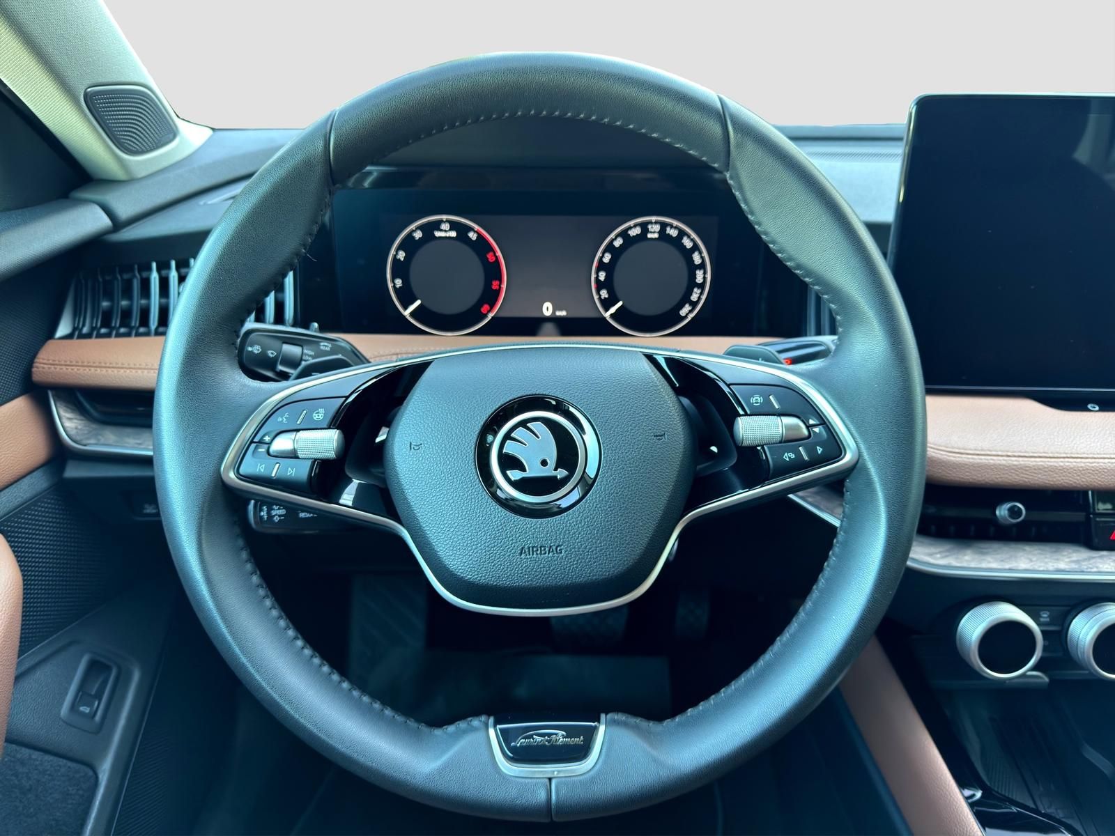 Skoda Superb 4x4 L&K*STHZ*AHK*360*ACC*HUD*LEDER*CANTON