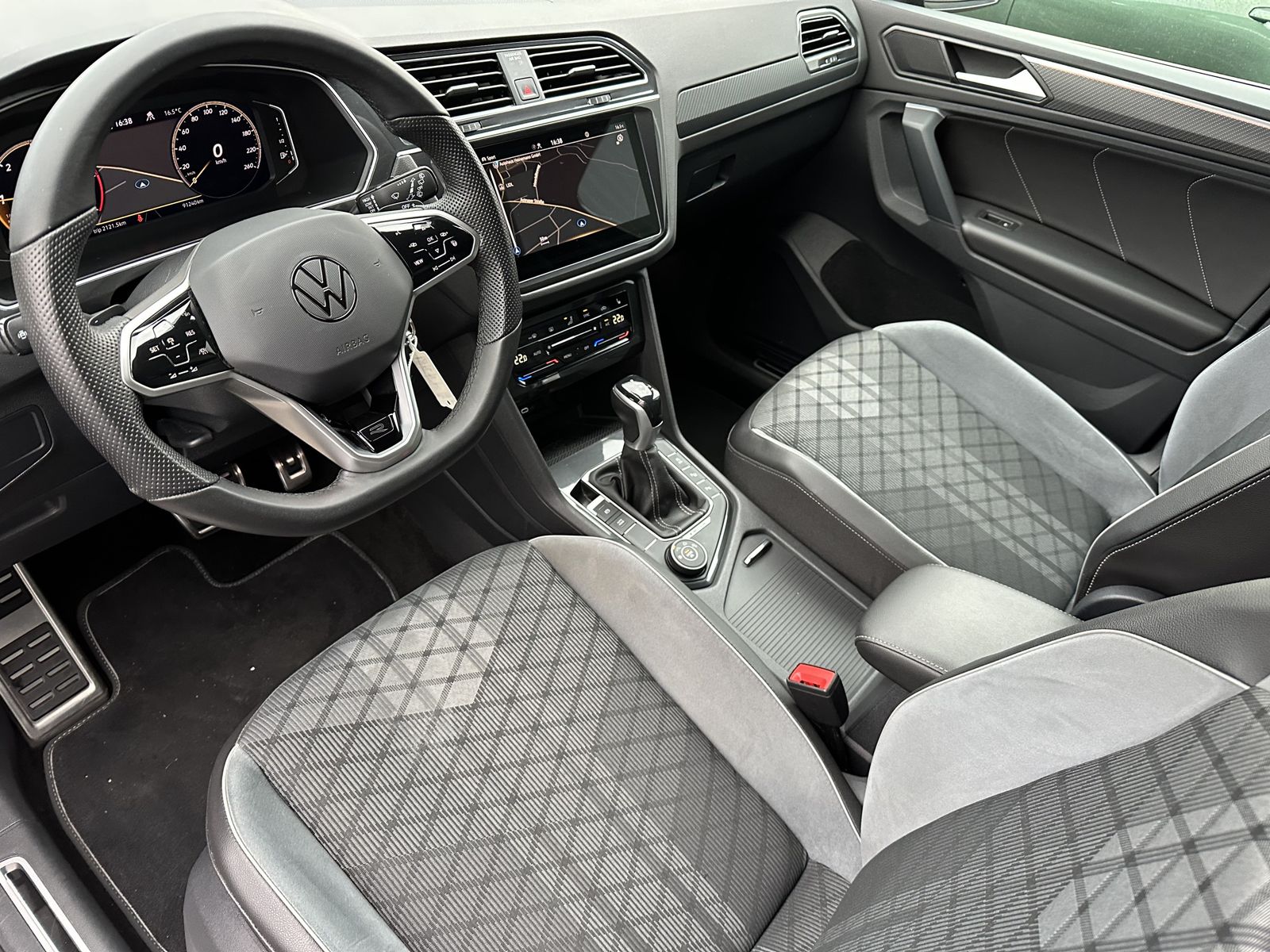 Volkswagen Tiguan 4M R-Line Black NAV+LED+AHK+ACC+VC+19ZOLL
