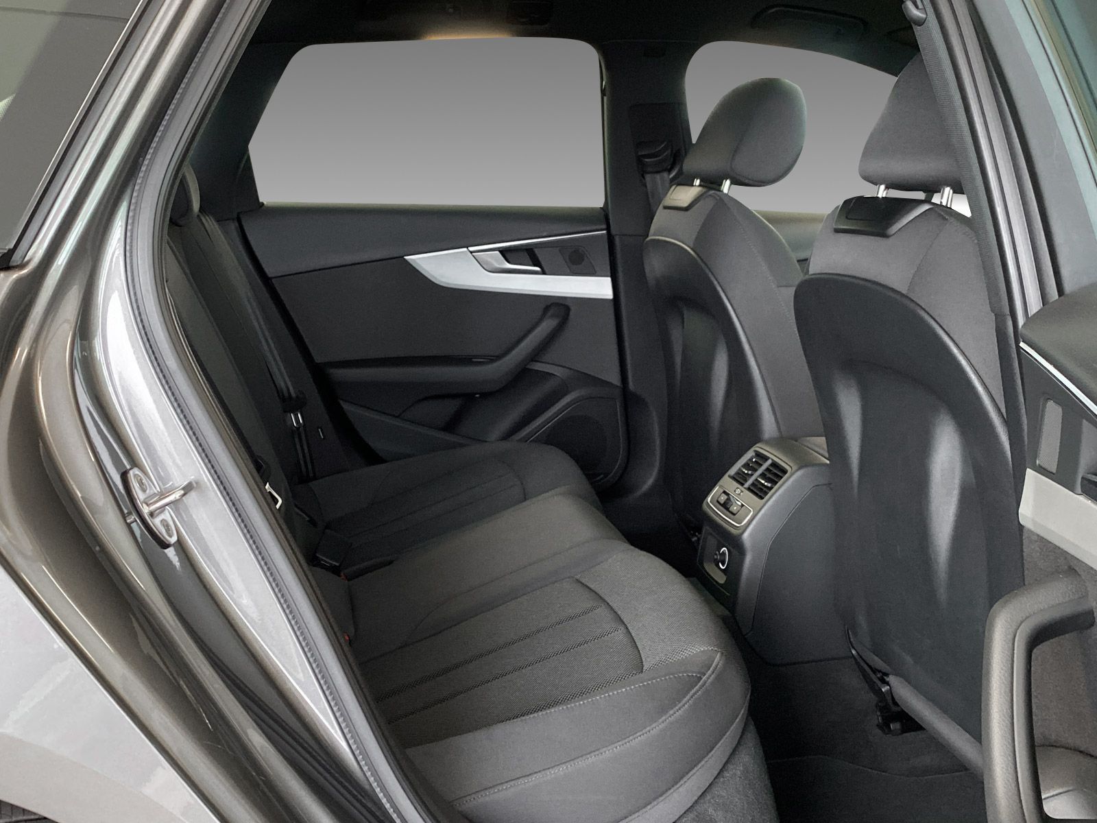 Audi A4 Avant 35 TFSI S tronic - Samsaru's Car Outlet