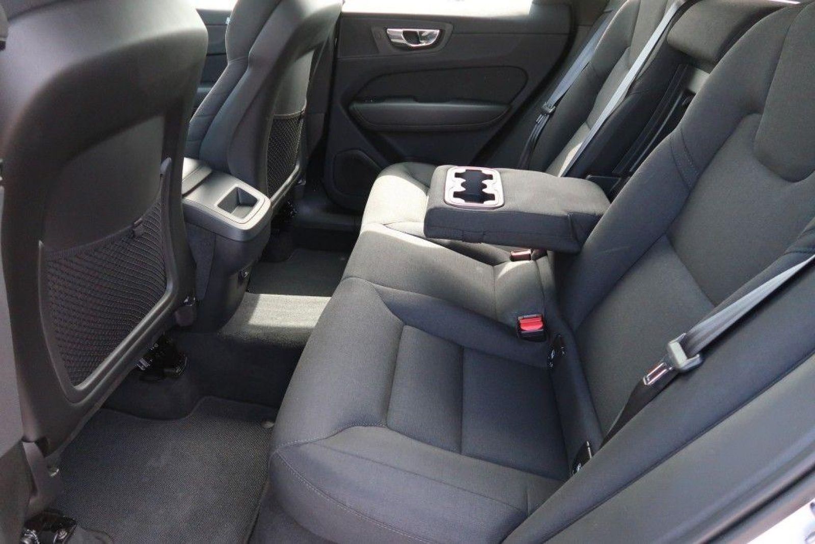 Volvo XC60 2.0 B4 Momentum Pro - Samsaru's Car Outlet