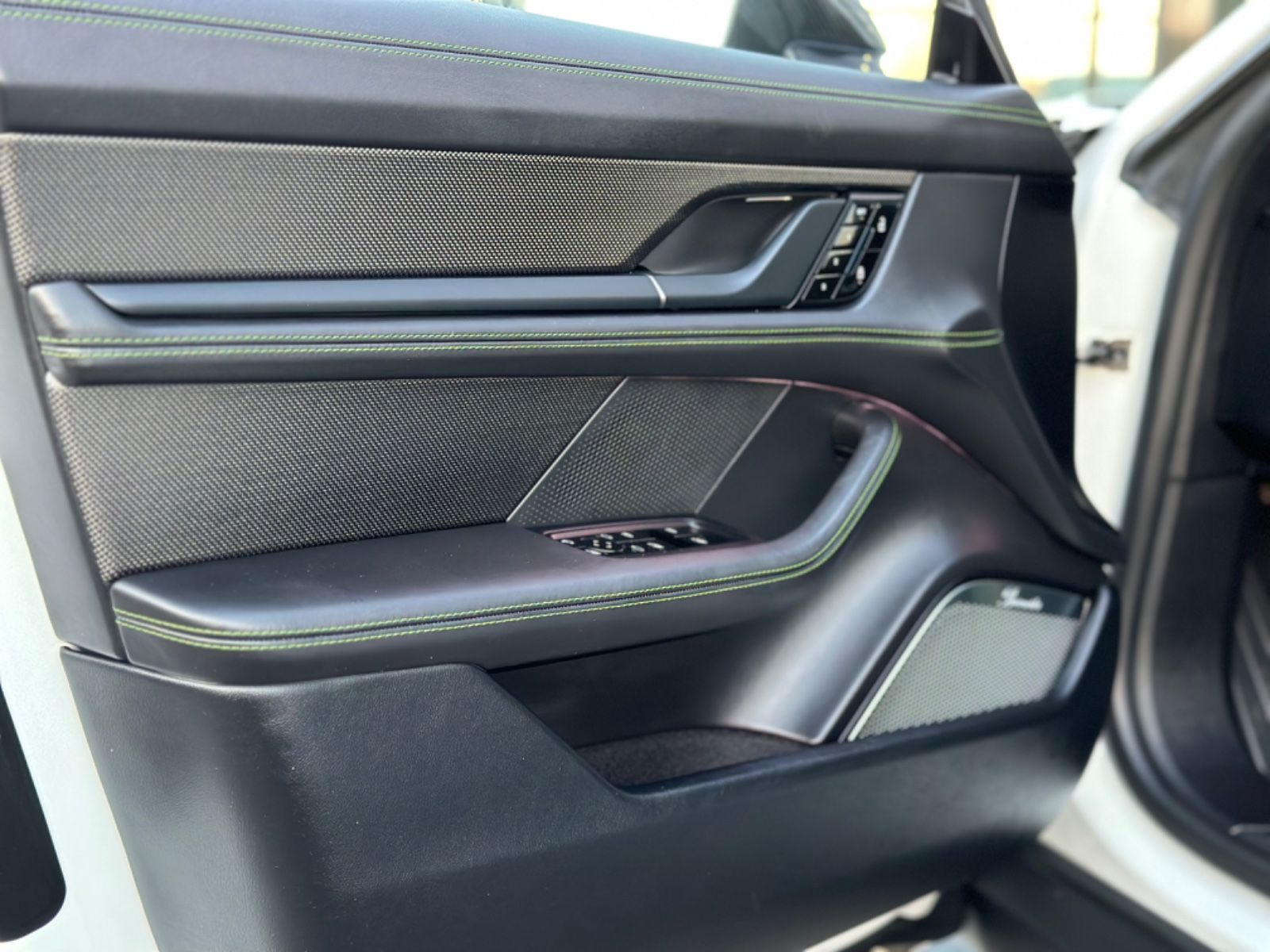 Porsche Taycan Turbo S SportDesign Paket CARBON/NEUWERTI