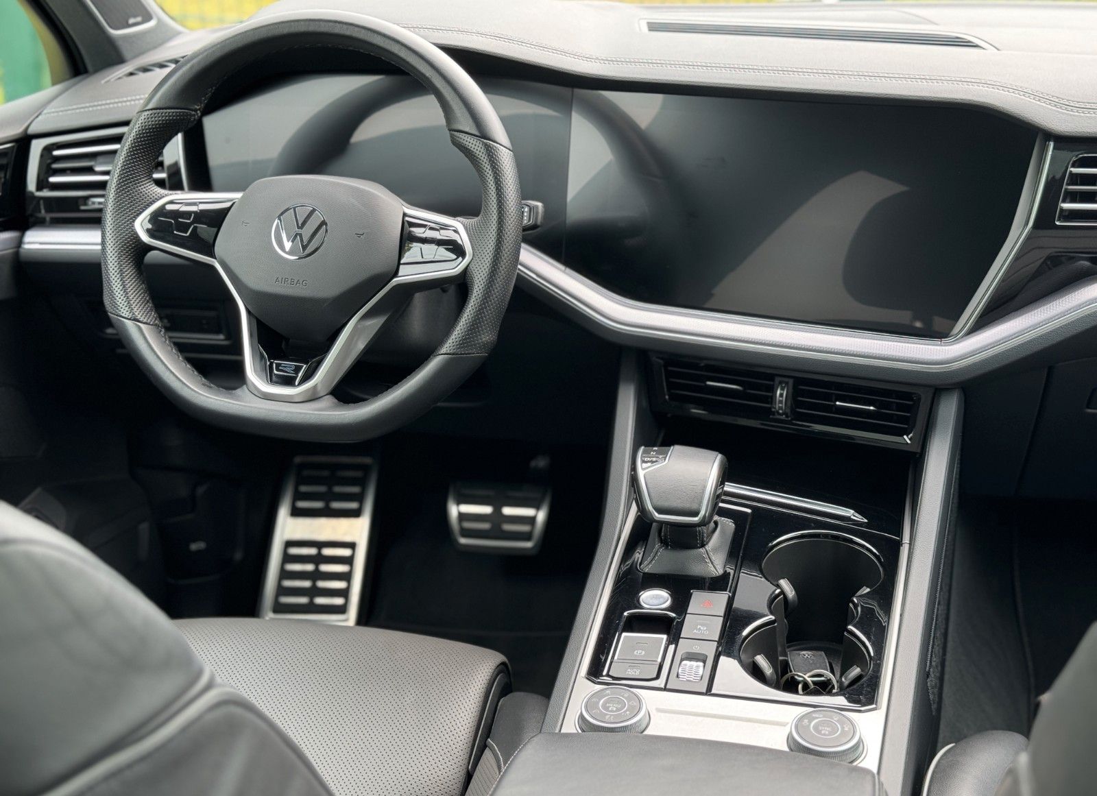 Volkswagen Touareg R-Line 4Motion - Samsaru's Car Outlet