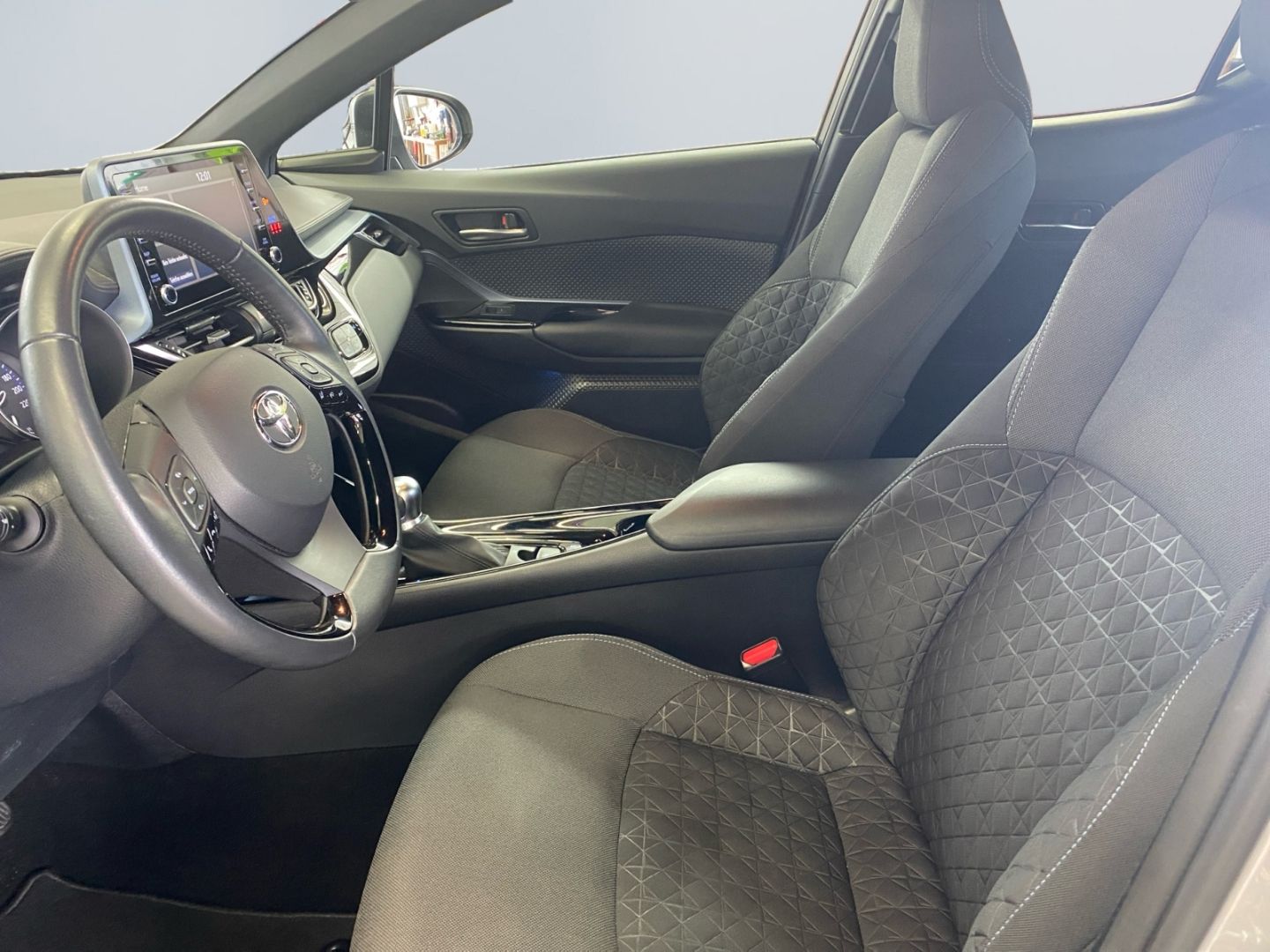 Toyota C-HR 1.8 Hybrid Team - Samsaru's Car Outlet