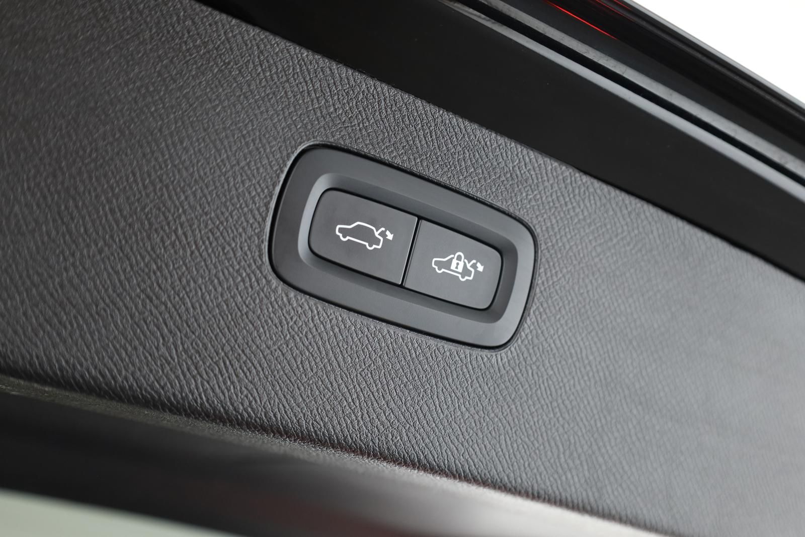 Volvo XC90 B5 AWD Core 7S LED Navi SHZ ACC Kam 20" AHK