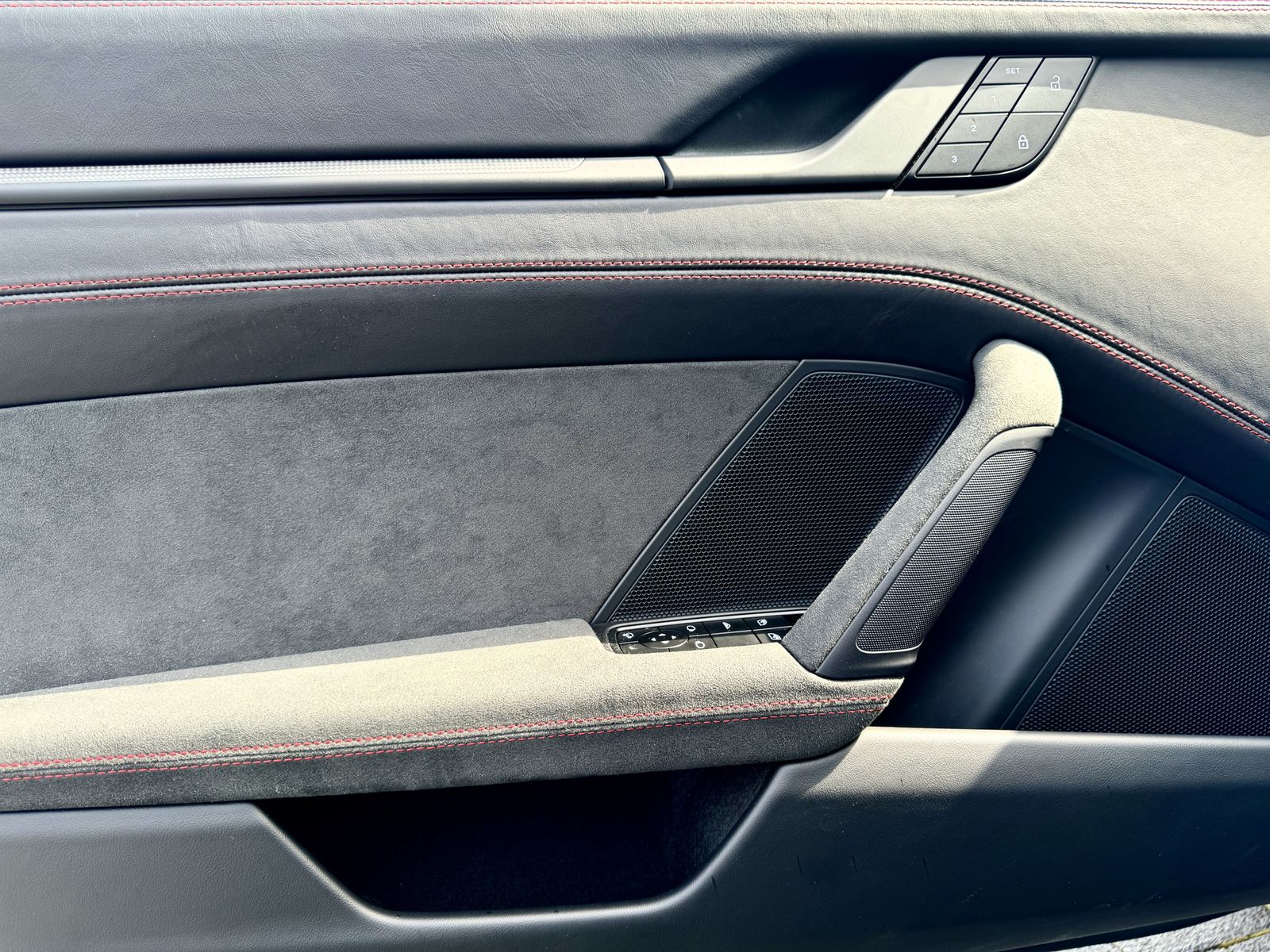 Porsche 992 CARRERA 4 GTS-CARBON-BOSE-LIFTS-1HD-360°-20´