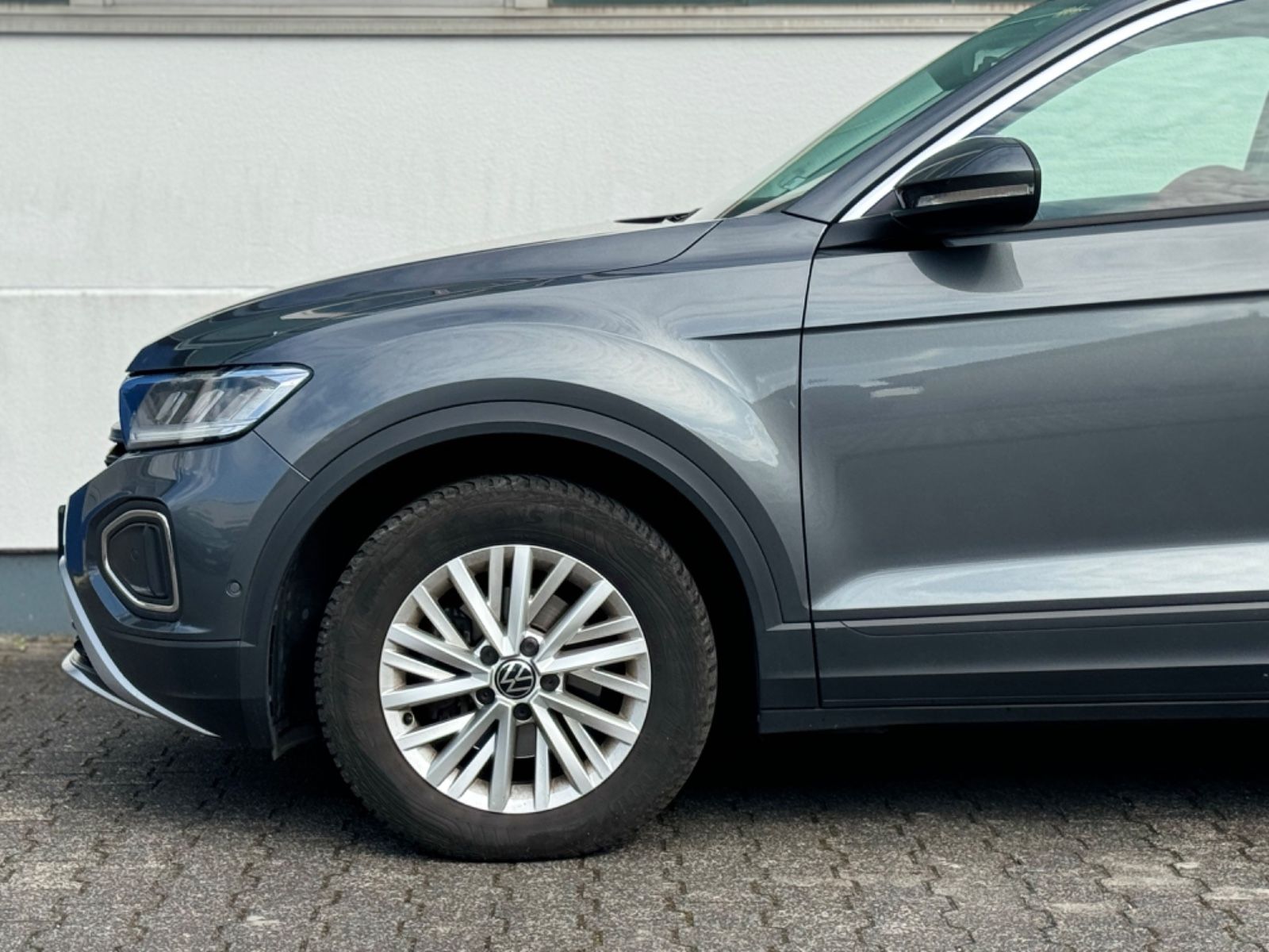 Volkswagen T-Roc Life - Samsaru's Car Outlet