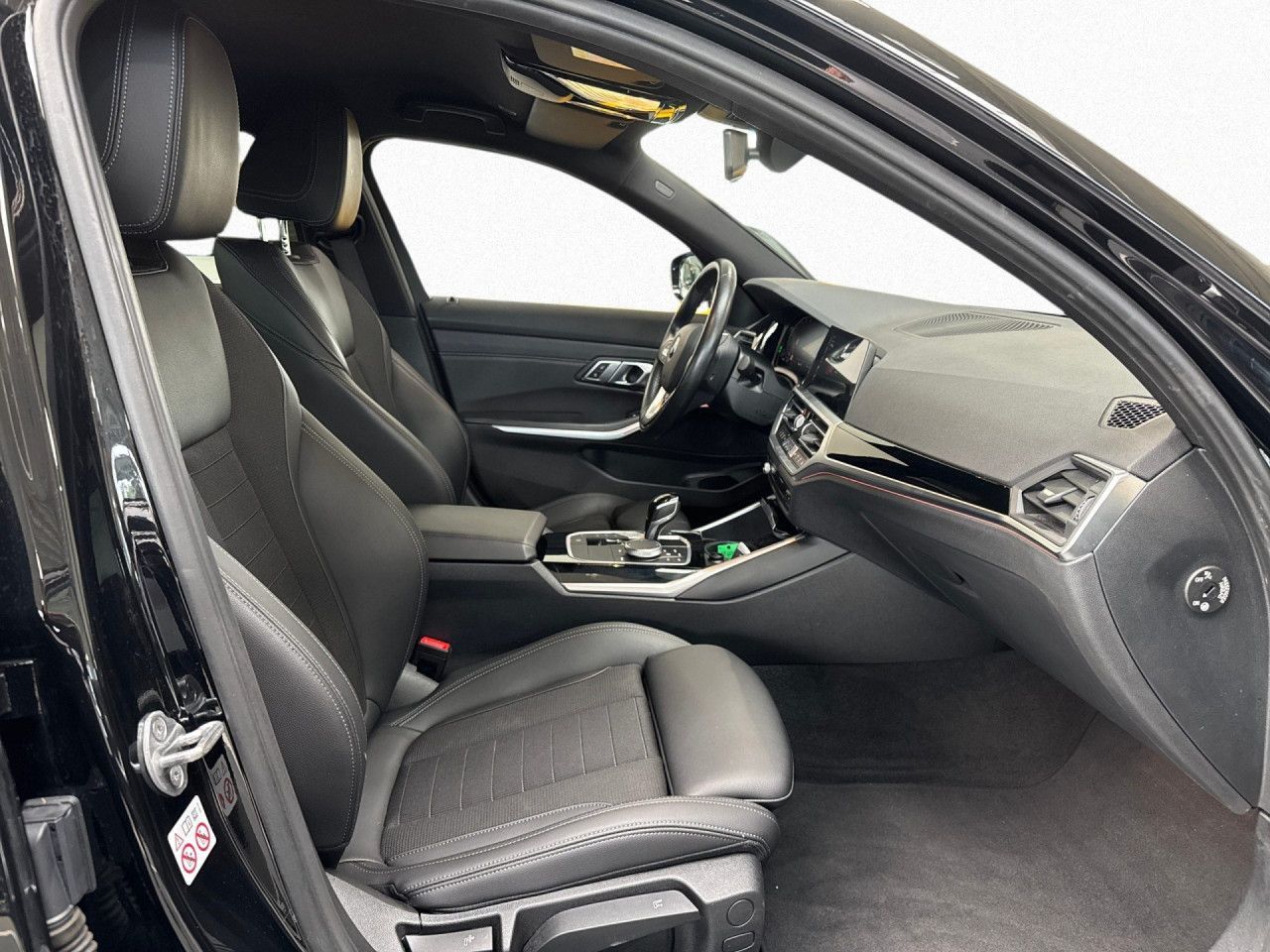 BMW 320dA xDrive Sport Line - Samsaru's Car Outlet